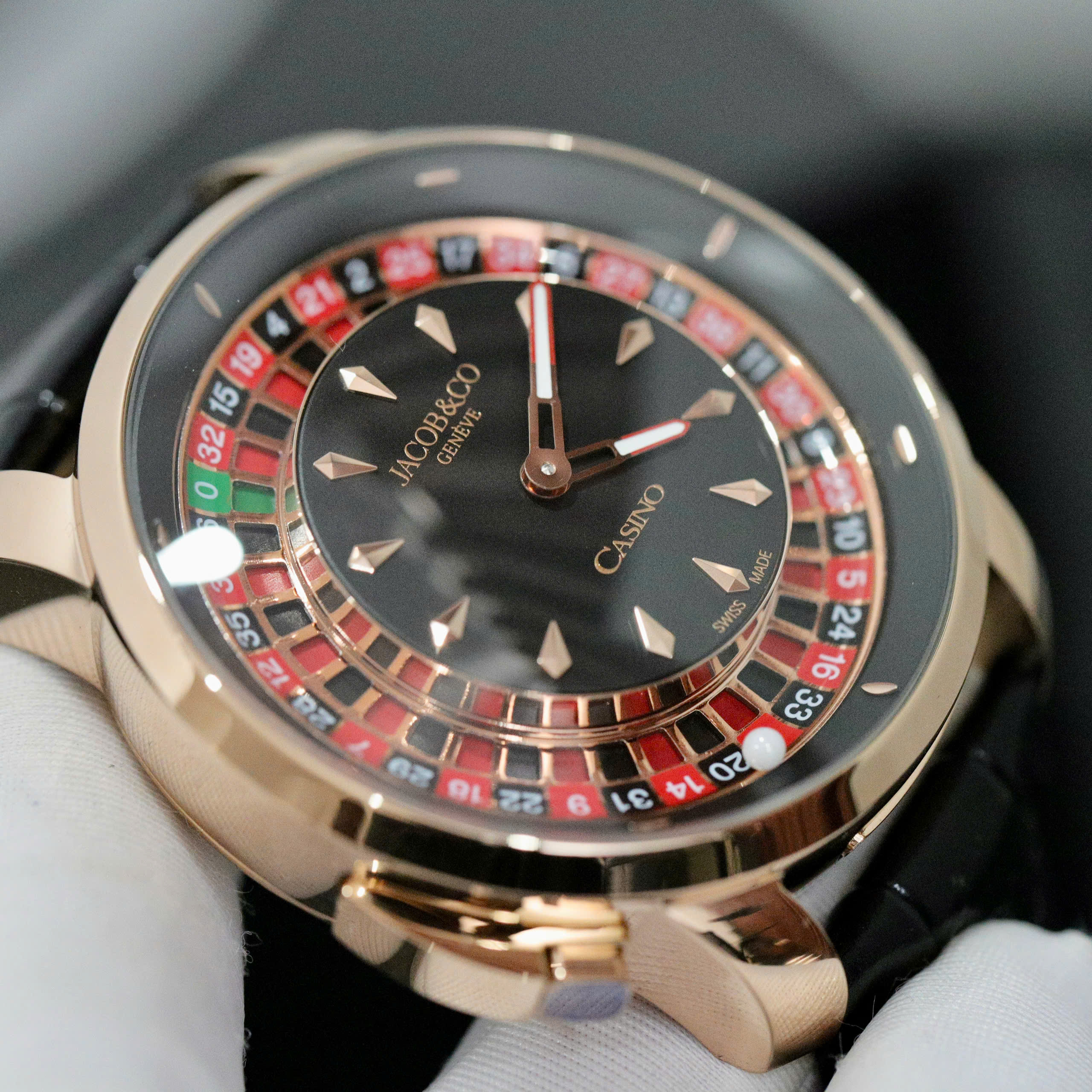 Đồng Hồ Jacob & Co Rep 11 Casino Roulette Màu Vàng Hồng Dây Da Màu Đen 44mm (3) Đồng Hồ Jacob & Co Rep 11 Casino Roulette Màu Vàng Hồng Dây Da Màu Đen 44mm (3)