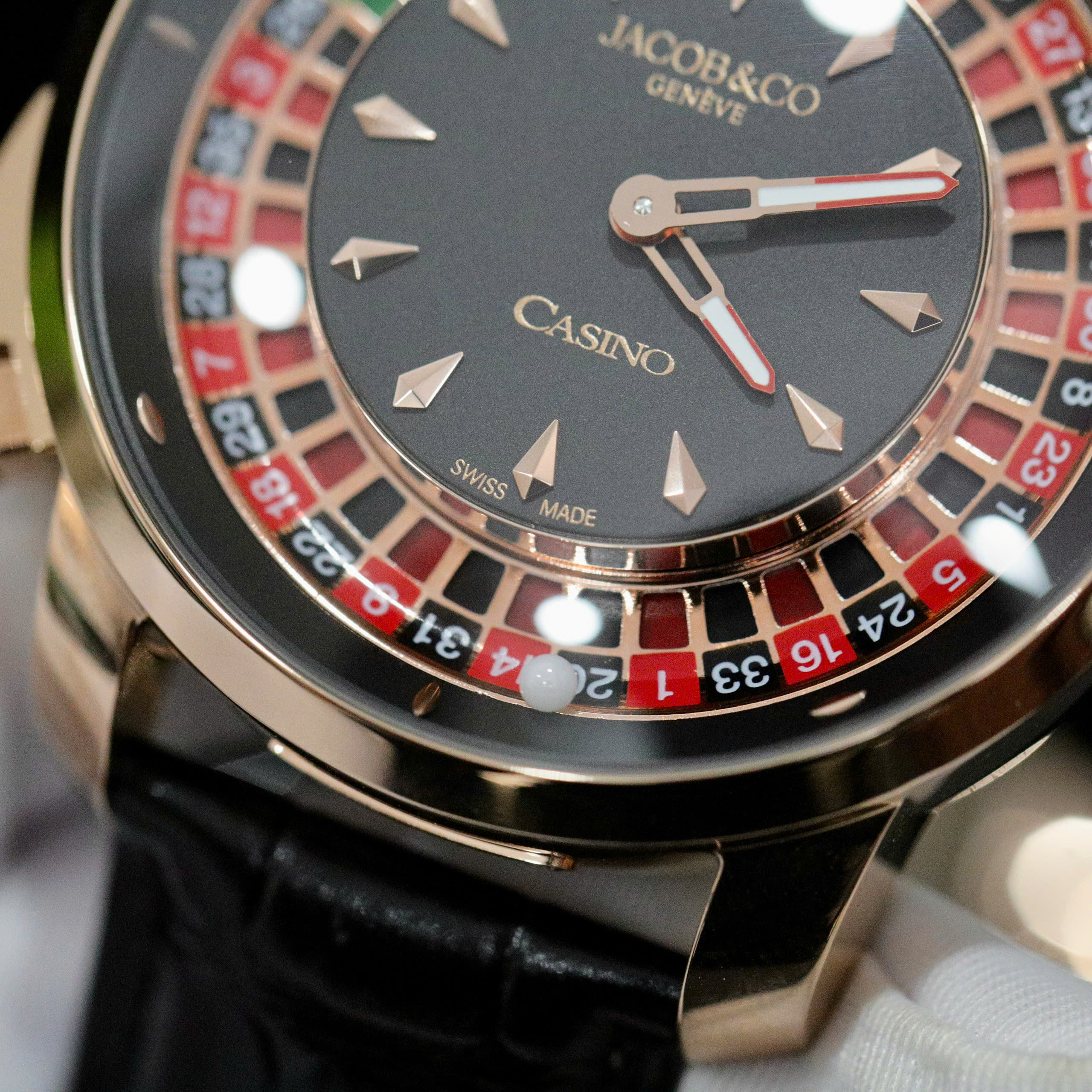 Đồng Hồ Jacob & Co Rep 11 Casino Roulette Màu Vàng Hồng Dây Da Màu Đen 44mm (4) Dong Ho Jacob Co Rep 11 Casino Roulette Mau Vang Hong Day Da Mau Den 44mm 4