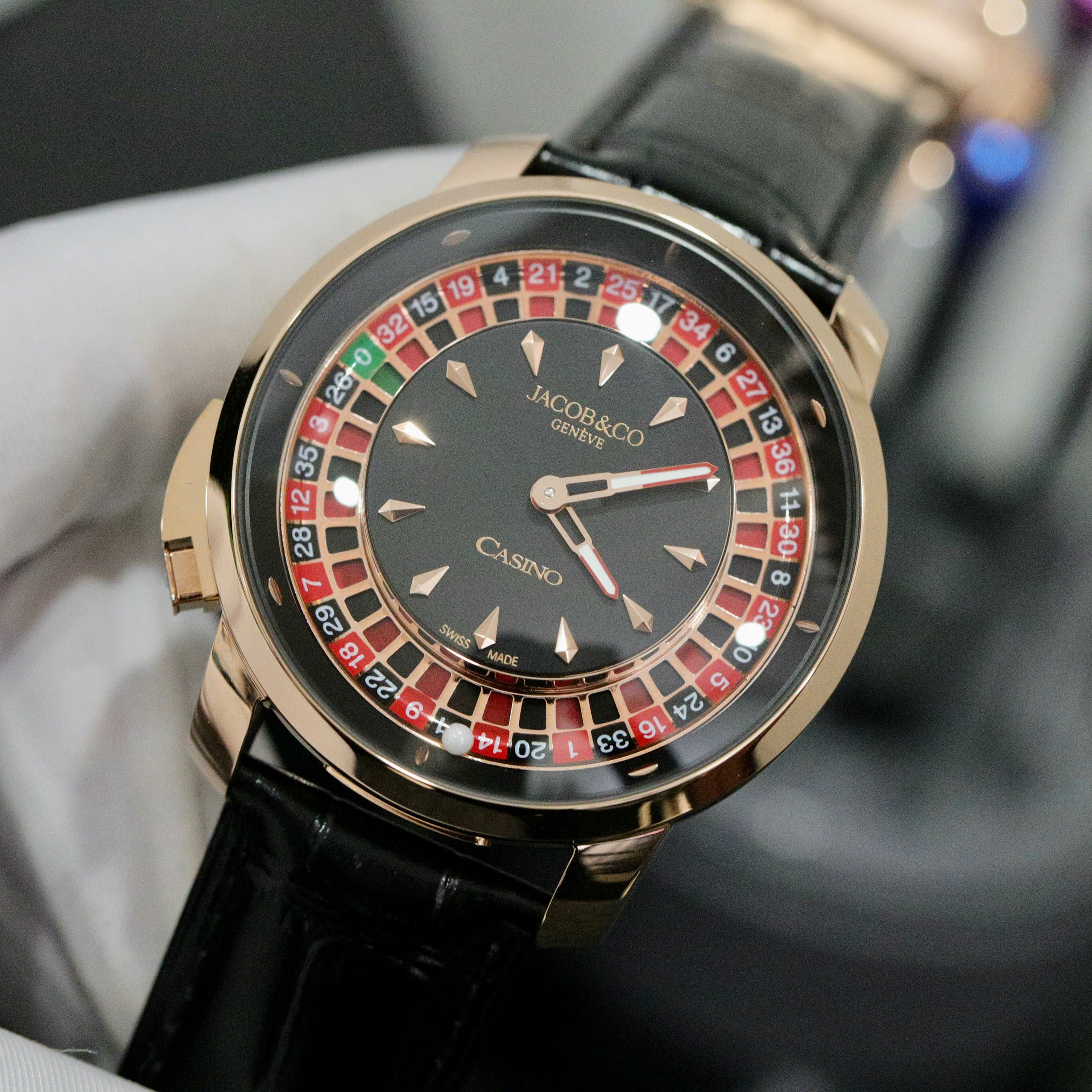 Đồng Hồ Jacob & Co Rep 11 Casino Roulette Màu Vàng Hồng Dây Da Màu Đen 44mm (6) Đồng Hồ Jacob & Co Rep 11 Casino Roulette Màu Vàng Hồng Dây Da Màu Đen 44mm (3)