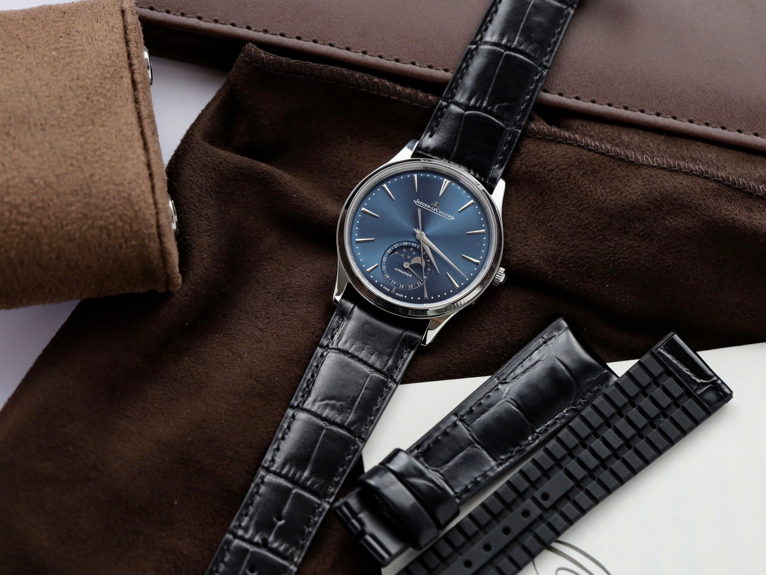 Đồng Hồ Jaeger LeCoultre Rep 1 1 Master Ultra Thin Moon Xưởng APS Màu Xanh 39mm (3) Đồng Hồ Jaeger LeCoultre Rep 1 1 Master Ultra Thin Moon Xưởng APS Màu Xanh 39mm (9)