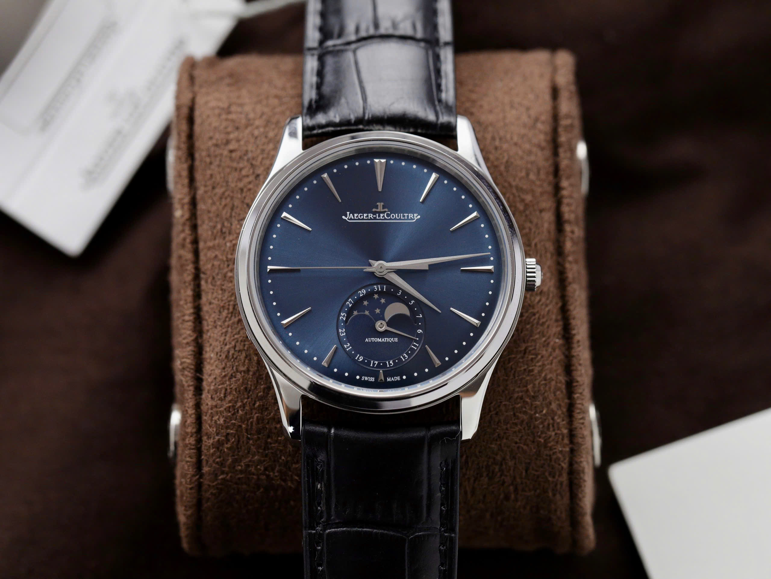 Đồng Hồ Jaeger LeCoultre Rep 1 1 Master Ultra Thin Moon Xưởng APS Màu Xanh 39mm (8) Đồng Hồ Jaeger LeCoultre Rep 1 1 Master Ultra Thin Moon Xưởng APS Màu Xanh 39mm (9)