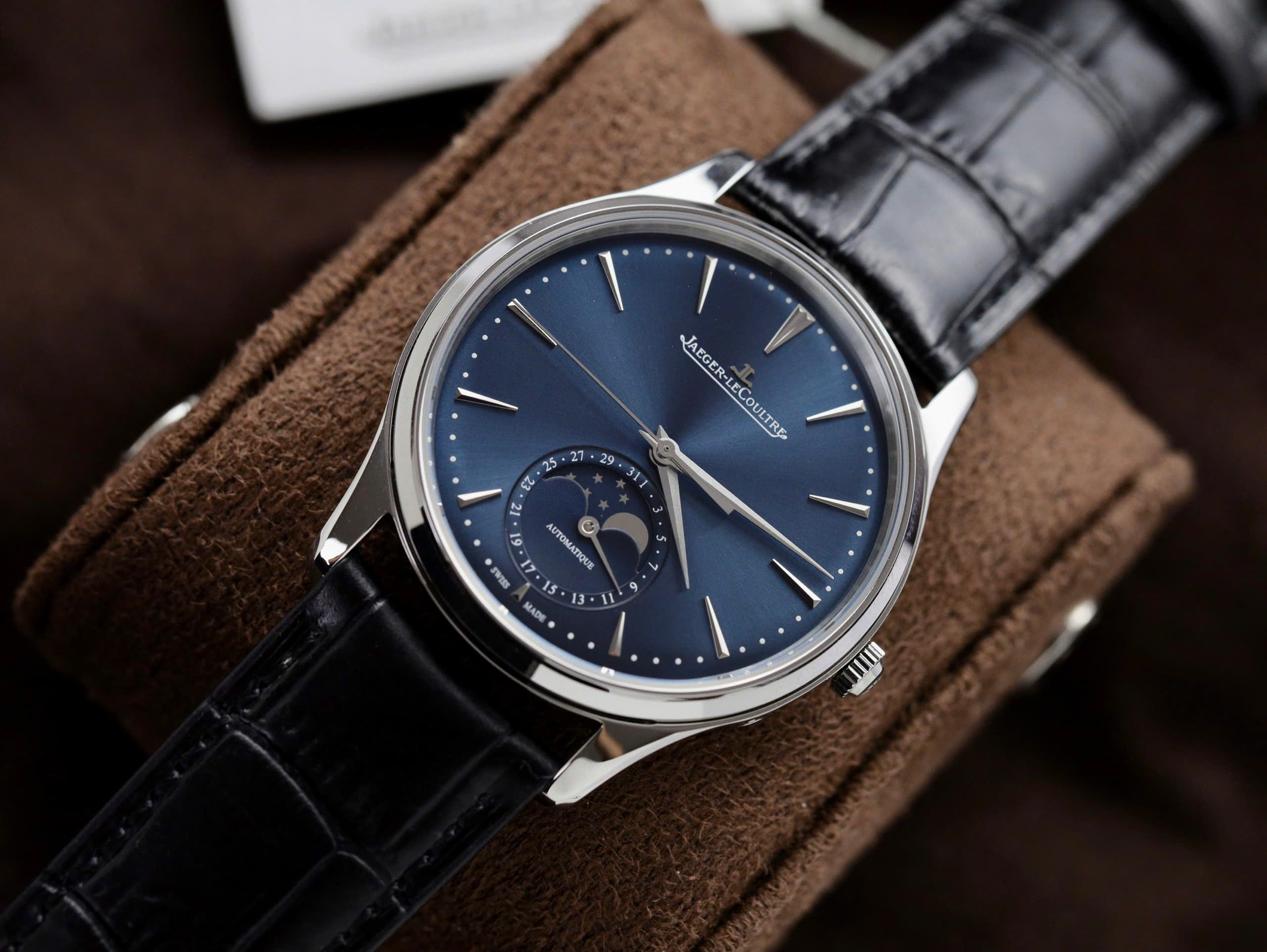 Đồng Hồ Jaeger LeCoultre Rep 1 1 Master Ultra Thin Moon Xưởng APS Màu Xanh 39mm (9) Đồng Hồ Jaeger LeCoultre Rep 1 1 Master Ultra Thin Moon Xưởng APS Màu Xanh 39mm (9)