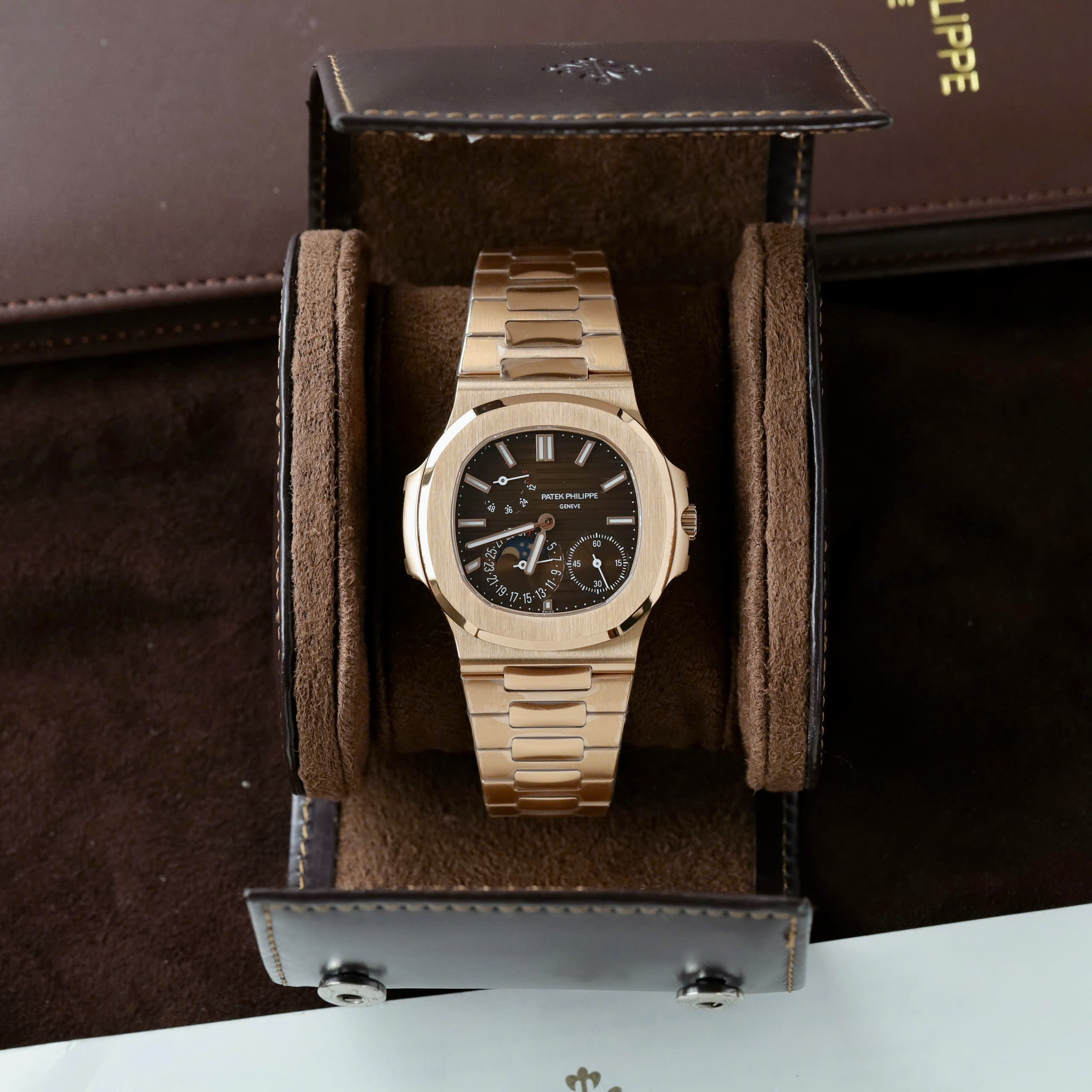 Đồng Hồ Patek Philippe Rep 11 Nautilus 5712 Mặt Chocolate Xưởng PPF V3 40mm (2) Đồng Hồ Patek Philippe Rep 11 Nautilus 5712 Mặt Chocolate Xưởng PPF V3 40mm (1)