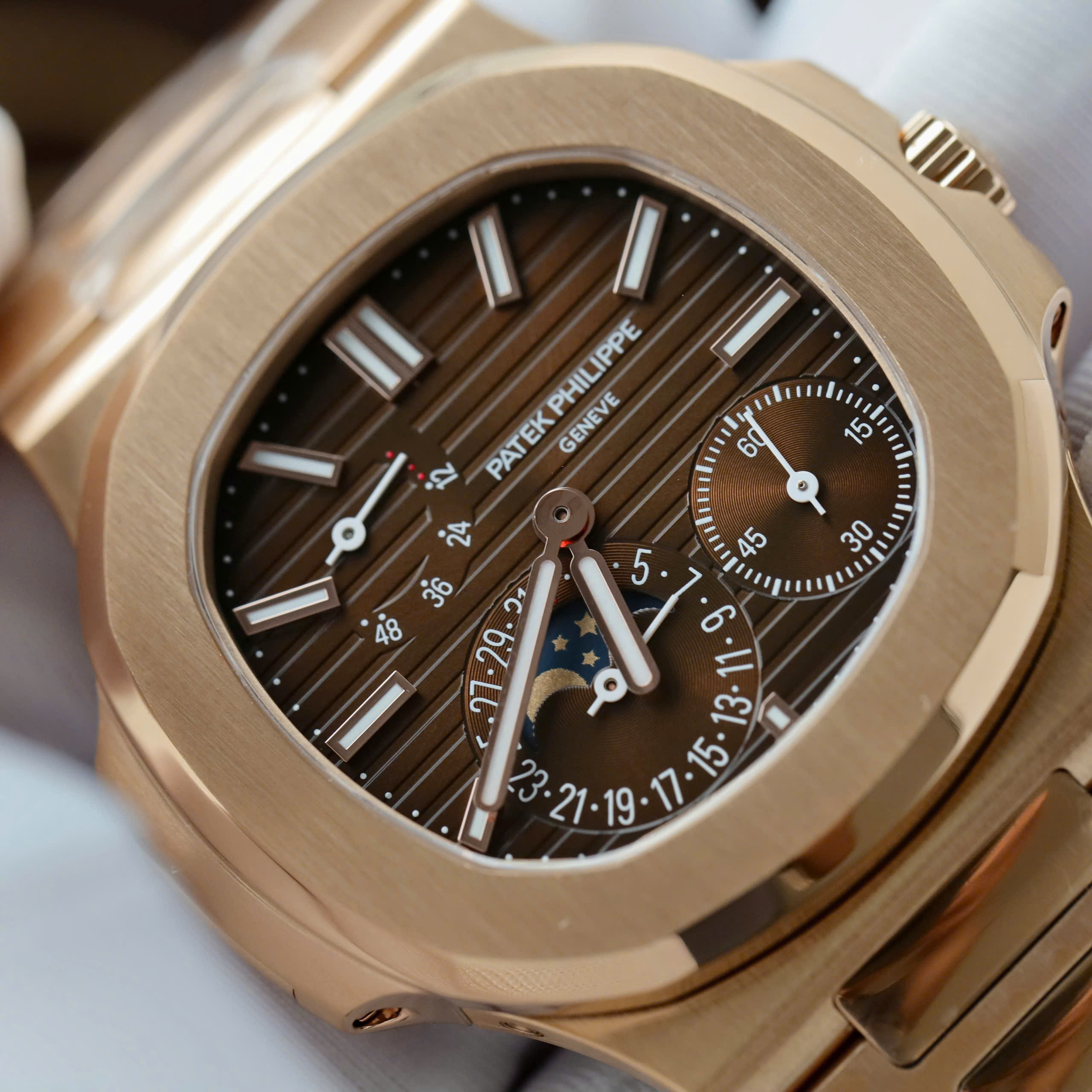 Đồng Hồ Patek Philippe Rep 11 Nautilus 5712 Mặt Chocolate Xưởng PPF V3 40mm (6) Đồng Hồ Patek Philippe Rep 11 Nautilus 5712 Mặt Chocolate Xưởng PPF V3 40mm (1)