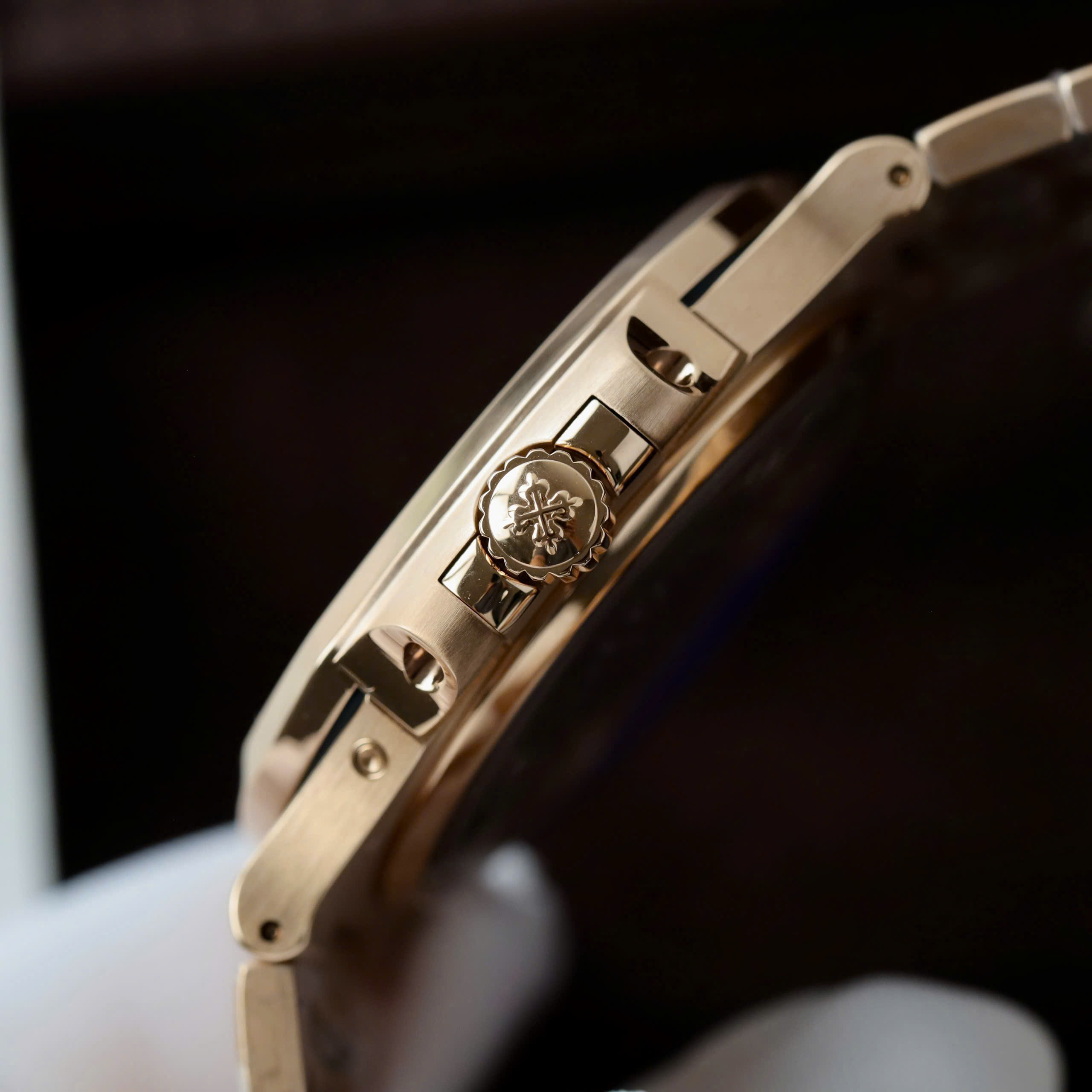 Đồng Hồ Patek Philippe Rep 11 Nautilus 5712 Mặt Chocolate Xưởng PPF V3 40mm (9) Dong Ho Patek Philippe Rep 11 Nautilus 5712 Mat Chocolate Xuong PPF V3 40mm 9