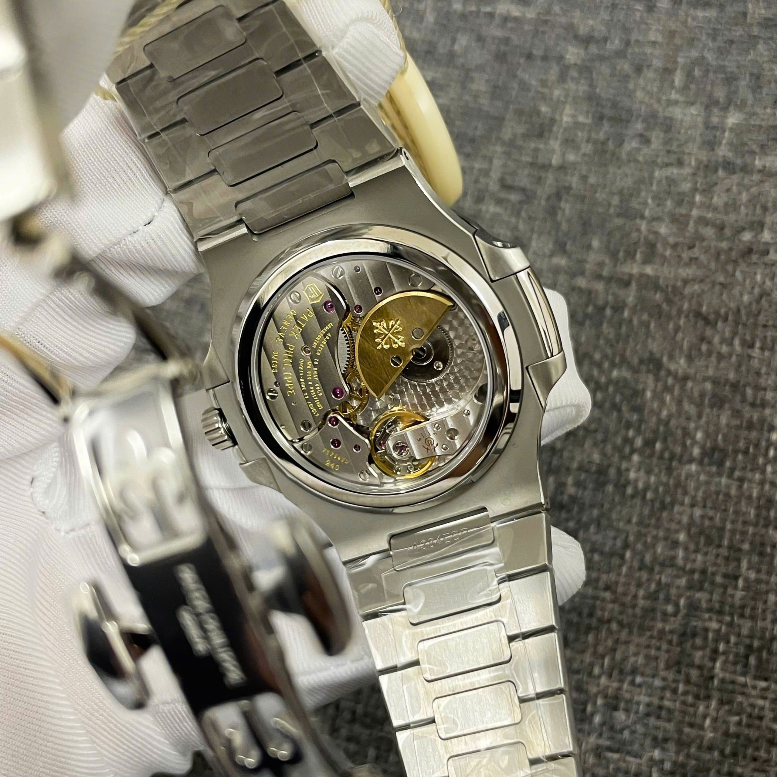 Đồng Hồ Patek Philippe Replica 1 1 Nautilus 5712 Mặt Xanh V4 Nhà Máy PPF 40mm (2) Đồng Hồ Patek Philippe Replica 1 1 Nautilus 5712 Mặt Xanh V4 Nhà Máy PPF 40mm (5)