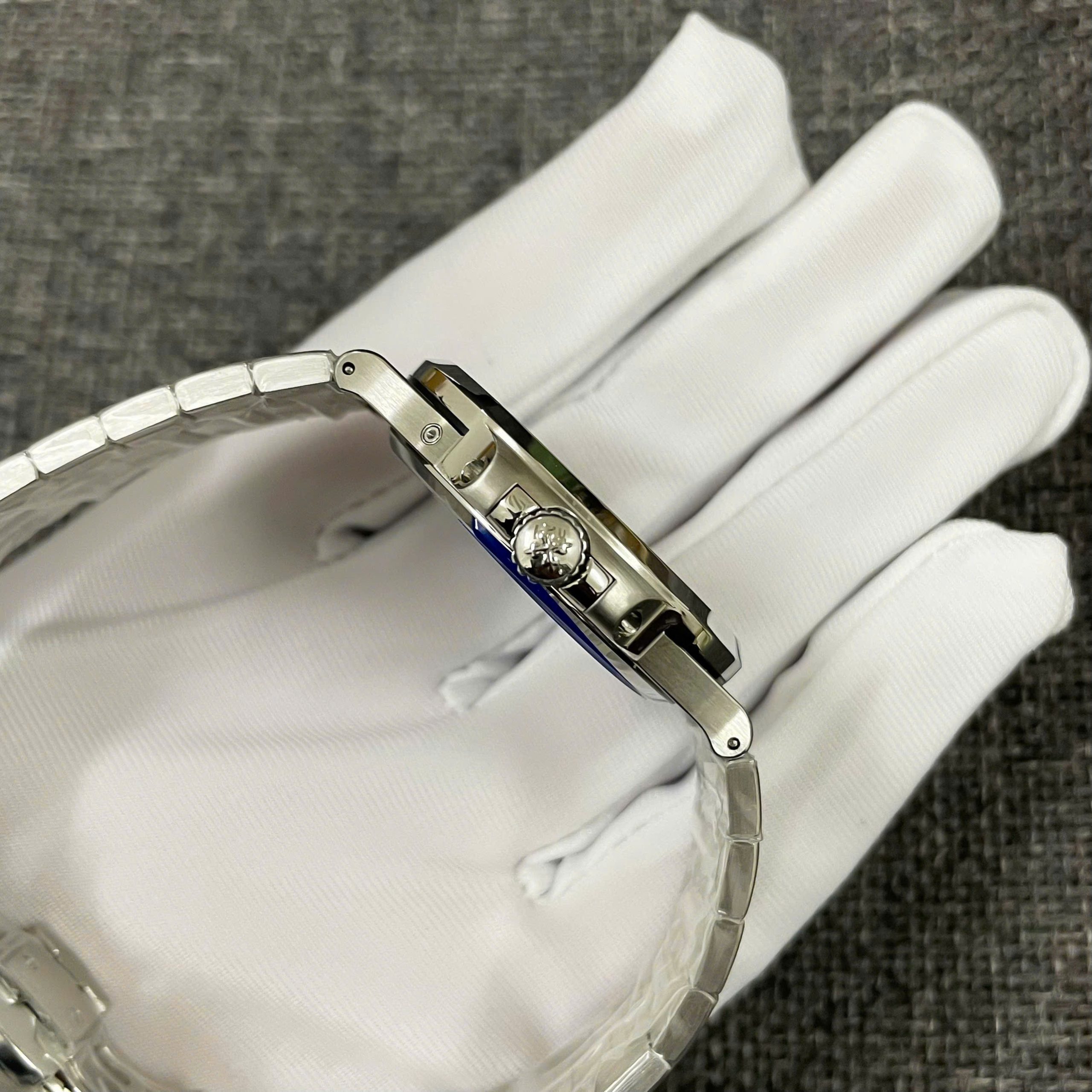 Đồng Hồ Patek Philippe Replica 1 1 Nautilus 5712 Mặt Xanh V4 Nhà Máy PPF 40mm (8) Dong Ho Patek Philippe Replica 1 1 Nautilus 5712 Mat Xanh V4 Nha May PPF 40mm 8 scaled