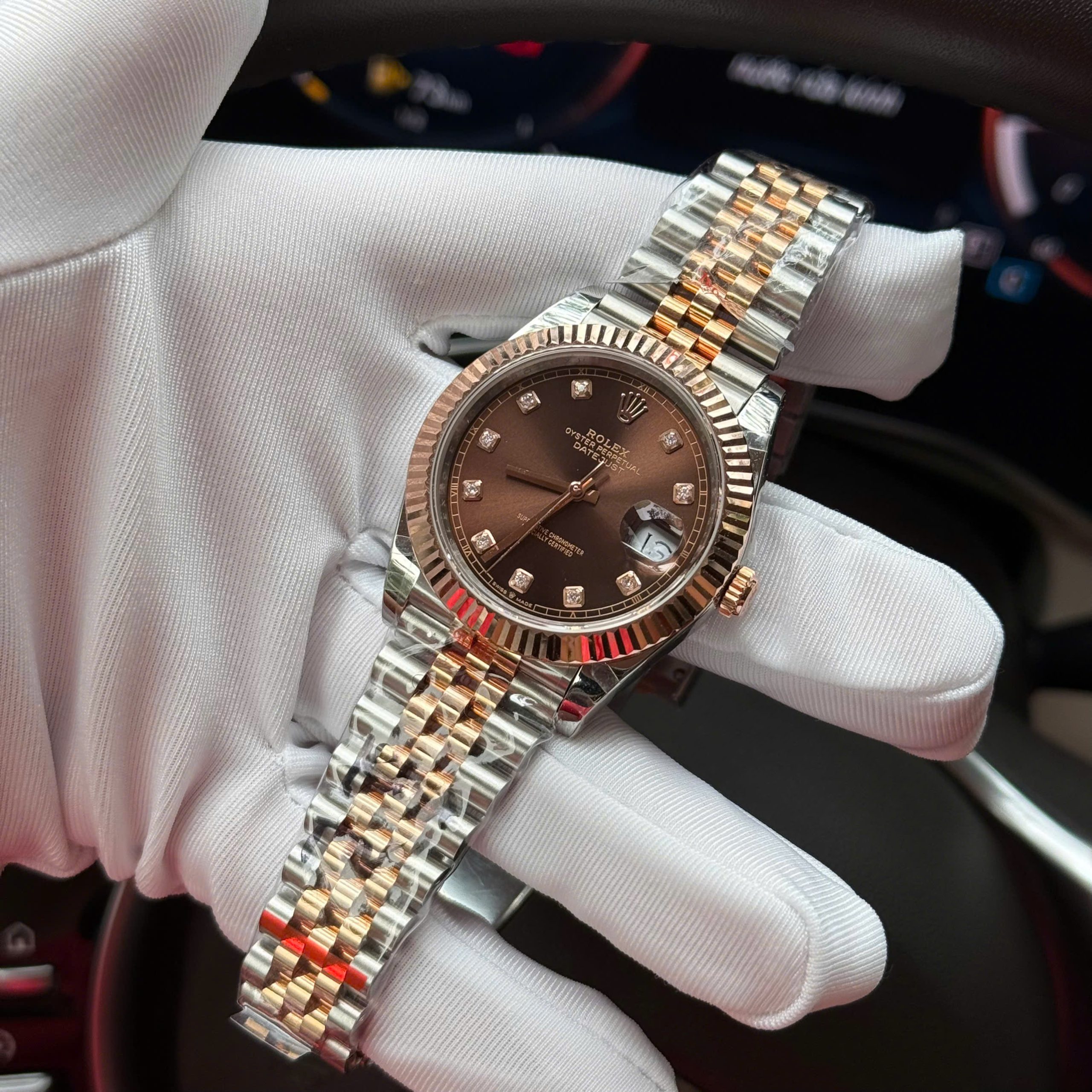 Đồng Hồ Rolex Chế Tác DateJust Bọc Vàng Thật Cọc Số Kim Cương Tự Nhiên GMF 41mm (5) Đồng Hồ Rolex Chế Tác DateJust Bọc Vàng Thật Cọc Số Kim Cương Tự Nhiên GMF 41mm (4)