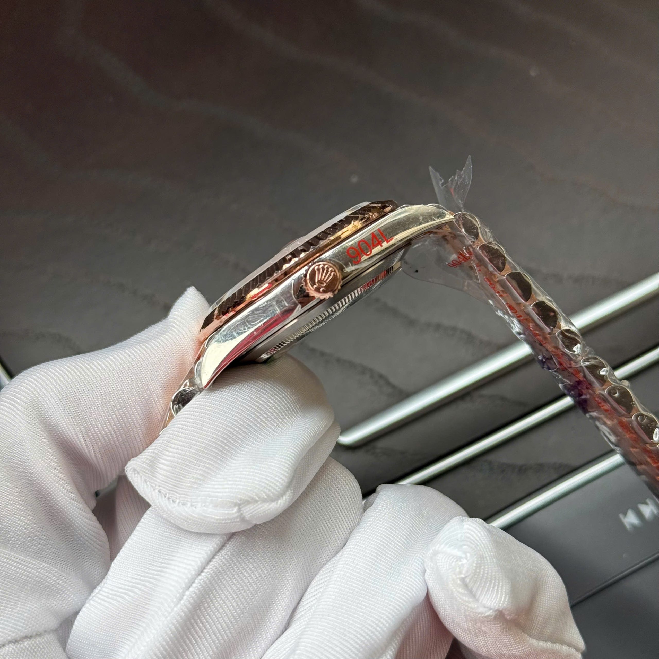 Đồng Hồ Rolex Chế Tác DateJust Bọc Vàng Thật Cọc Số Kim Cương Tự Nhiên GMF 41mm (6) Đồng Hồ Rolex Chế Tác DateJust Bọc Vàng Thật Cọc Số Kim Cương Tự Nhiên GMF 41mm (4)