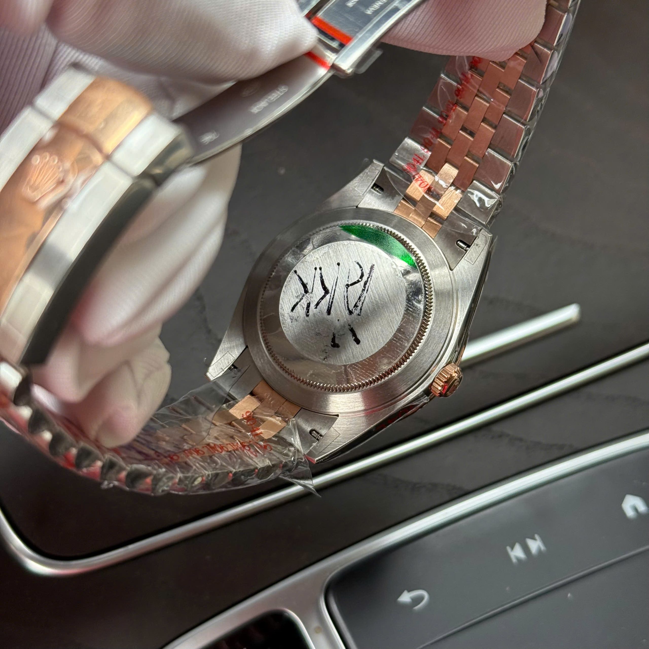 Đồng Hồ Rolex Chế Tác DateJust Bọc Vàng Thật Cọc Số Kim Cương Tự Nhiên GMF 41mm (7) Đồng Hồ Rolex Chế Tác DateJust Bọc Vàng Thật Cọc Số Kim Cương Tự Nhiên GMF 41mm (4)