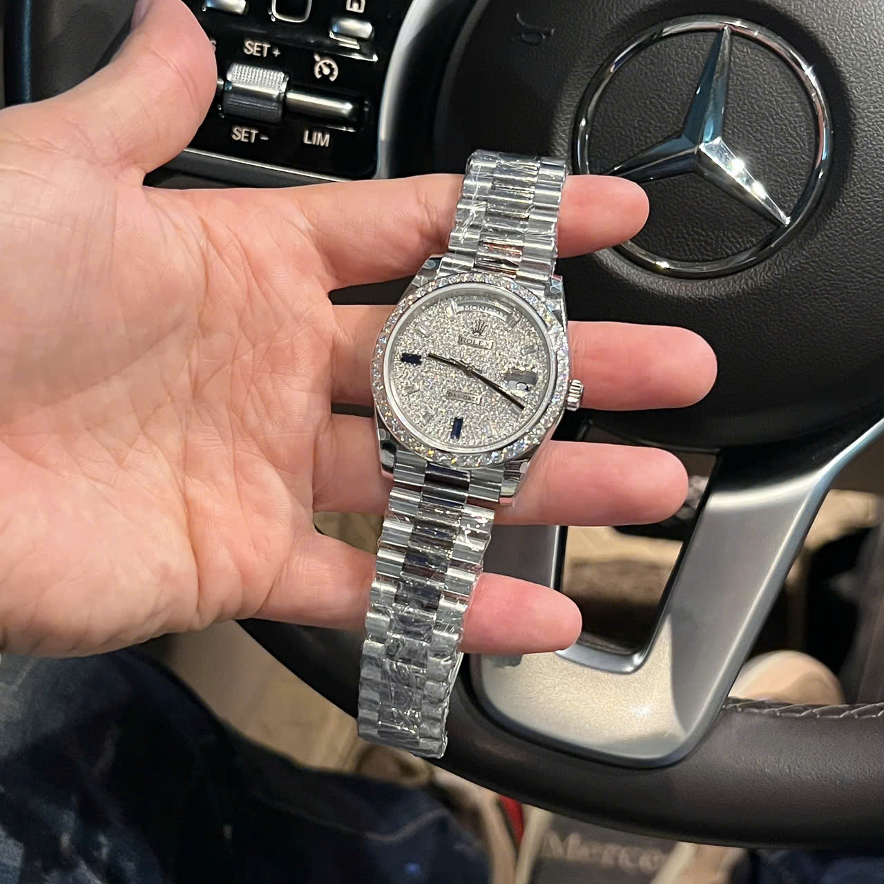 Đồng Hồ Rolex Chế Tác Day-Date 228349RBR Đính Đá Moissanite Xưởng GM 40mm (1) Đồng Hồ Rolex Chế Tác Day-Date 228349RBR Đính Đá Moissanite Xưởng GM 40mm (6)