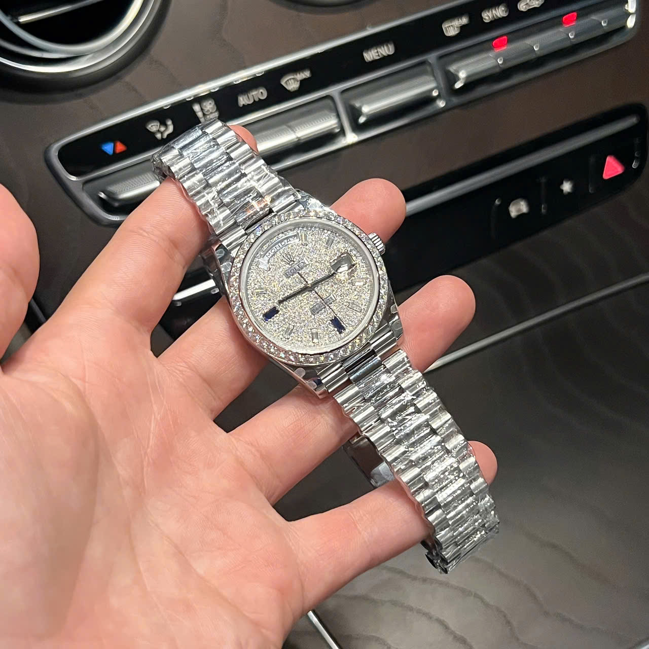 Đồng Hồ Rolex Chế Tác Day-Date 228349RBR Đính Đá Moissanite Xưởng GM 40mm (7) Đồng Hồ Rolex Chế Tác Day-Date 228349RBR Đính Đá Moissanite Xưởng GM 40mm (6)