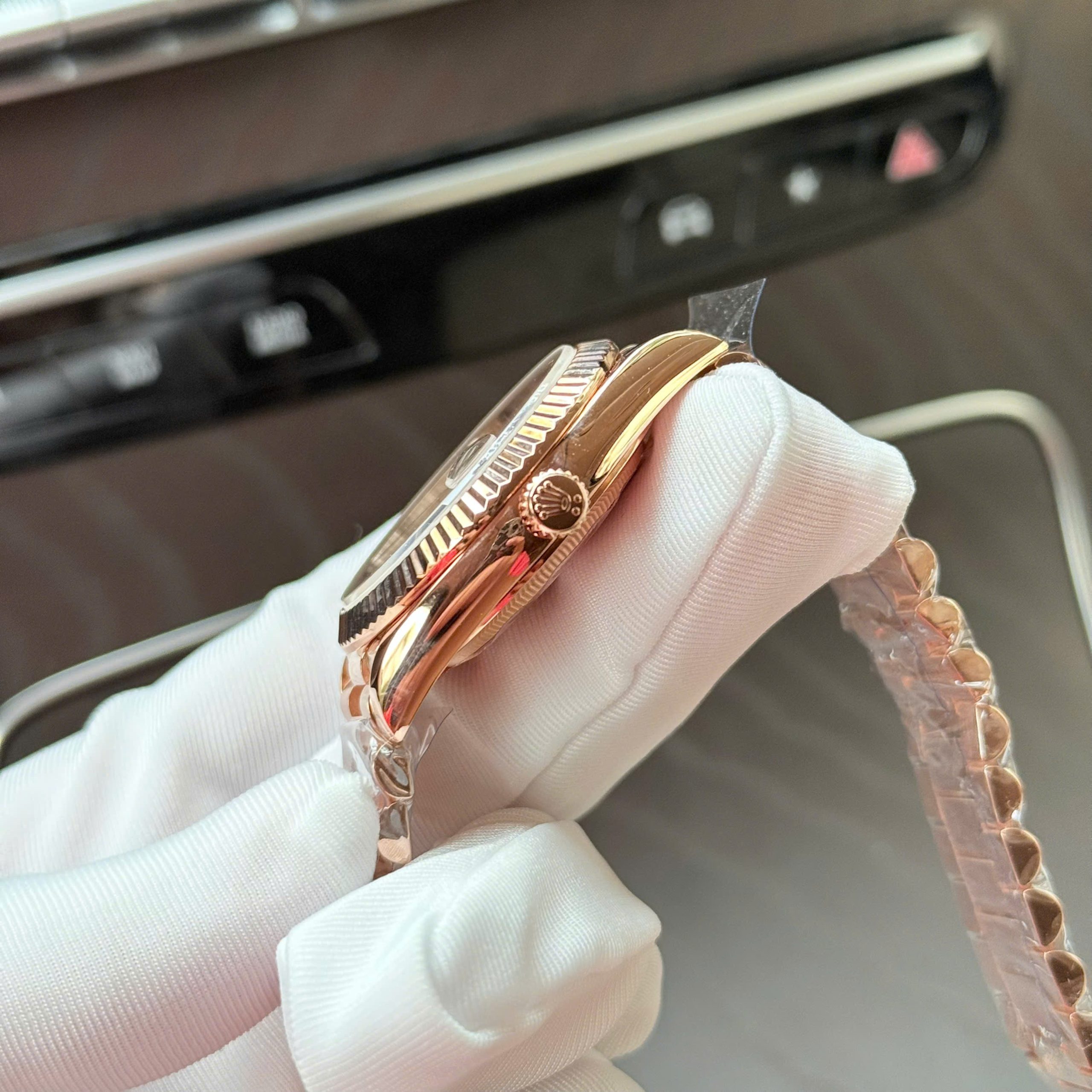 Đồng Hồ Rolex Chế Tác Day-Date Bọc Vàng Thật Mặt Số Chocolate 187 Grams Xưởng QF 40mm (3) Đồng Hồ Rolex Chế Tác Day-Date Bọc Vàng Thật Mặt Số Chocolate 187 Grams Xưởng QF 40mm (1)