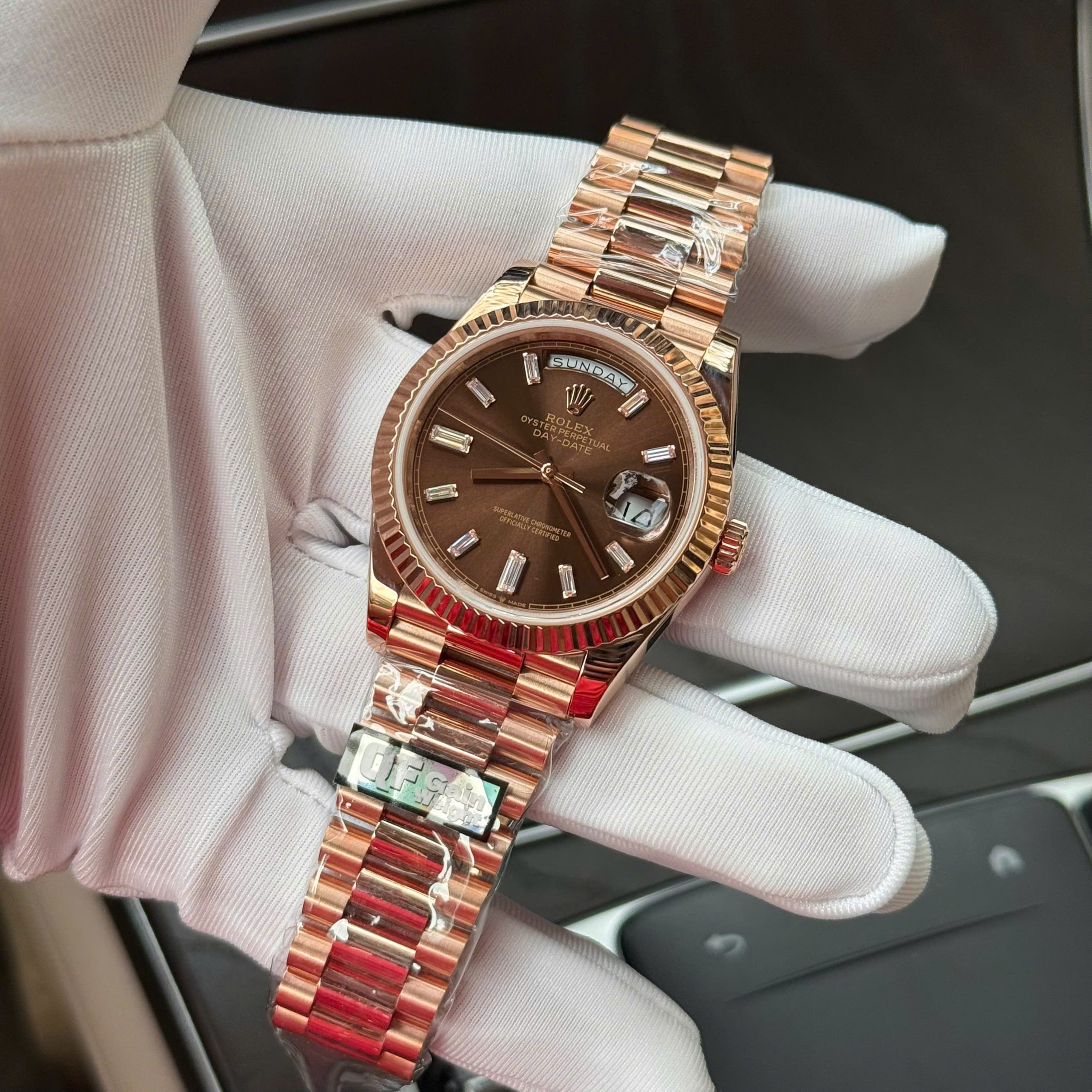 Đồng Hồ Rolex Chế Tác Day-Date Bọc Vàng Thật Mặt Số Chocolate 187 Grams Xưởng QF 40mm (4) Đồng Hồ Rolex Chế Tác Day-Date Bọc Vàng Thật Mặt Số Chocolate 187 Grams Xưởng QF 40mm (1)