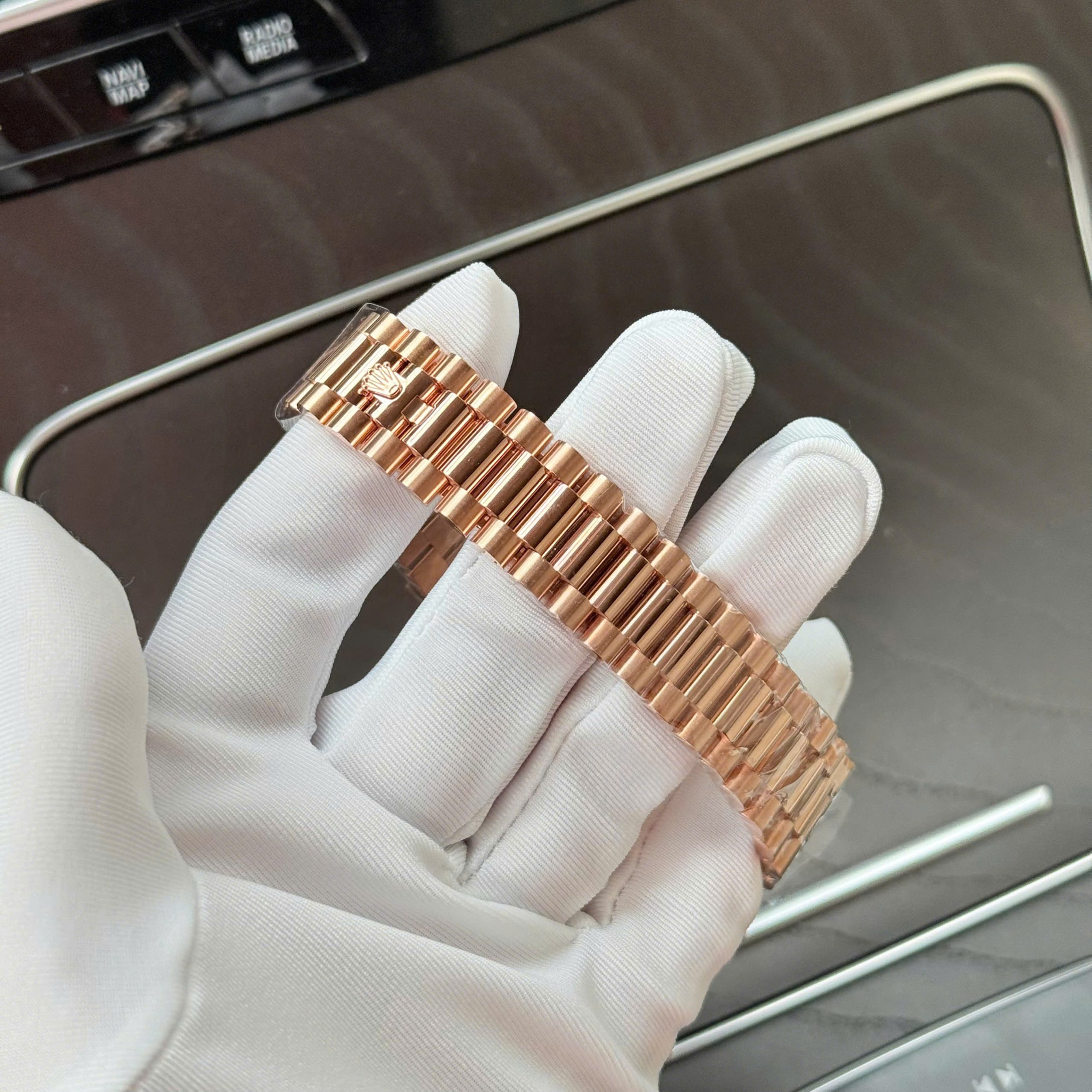 Đồng Hồ Rolex Chế Tác Day-Date Bọc Vàng Thật Mặt Số Chocolate 187 Grams Xưởng QF 40mm (5) Đồng Hồ Rolex Chế Tác Day-Date Bọc Vàng Thật Mặt Số Chocolate 187 Grams Xưởng QF 40mm (1)