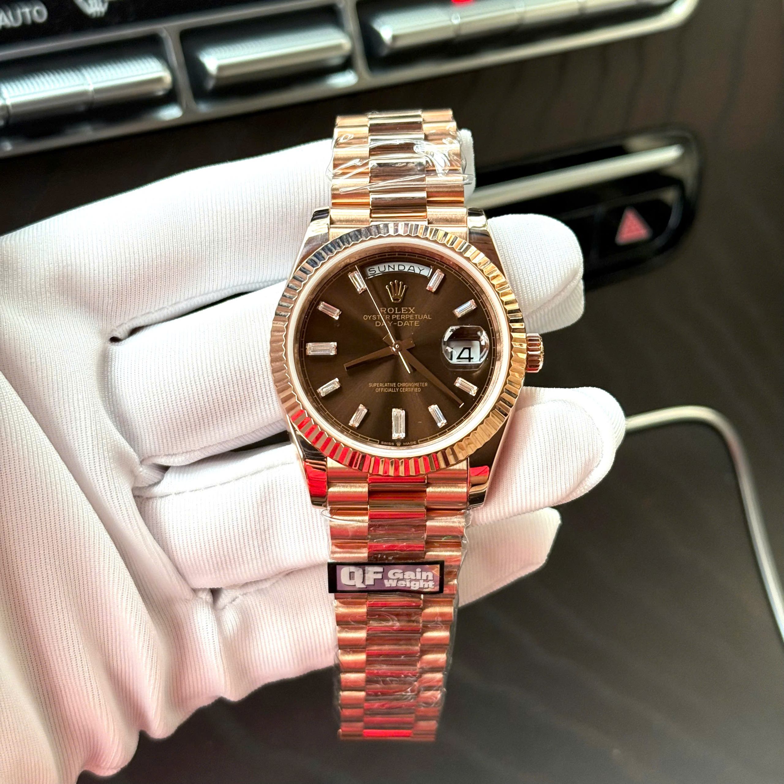 Đồng Hồ Rolex Chế Tác Day-Date Bọc Vàng Thật Mặt Số Chocolate 187 Grams Xưởng QF 40mm (7) Đồng Hồ Rolex Chế Tác Day-Date Bọc Vàng Thật Mặt Số Chocolate 187 Grams Xưởng QF 40mm (1)