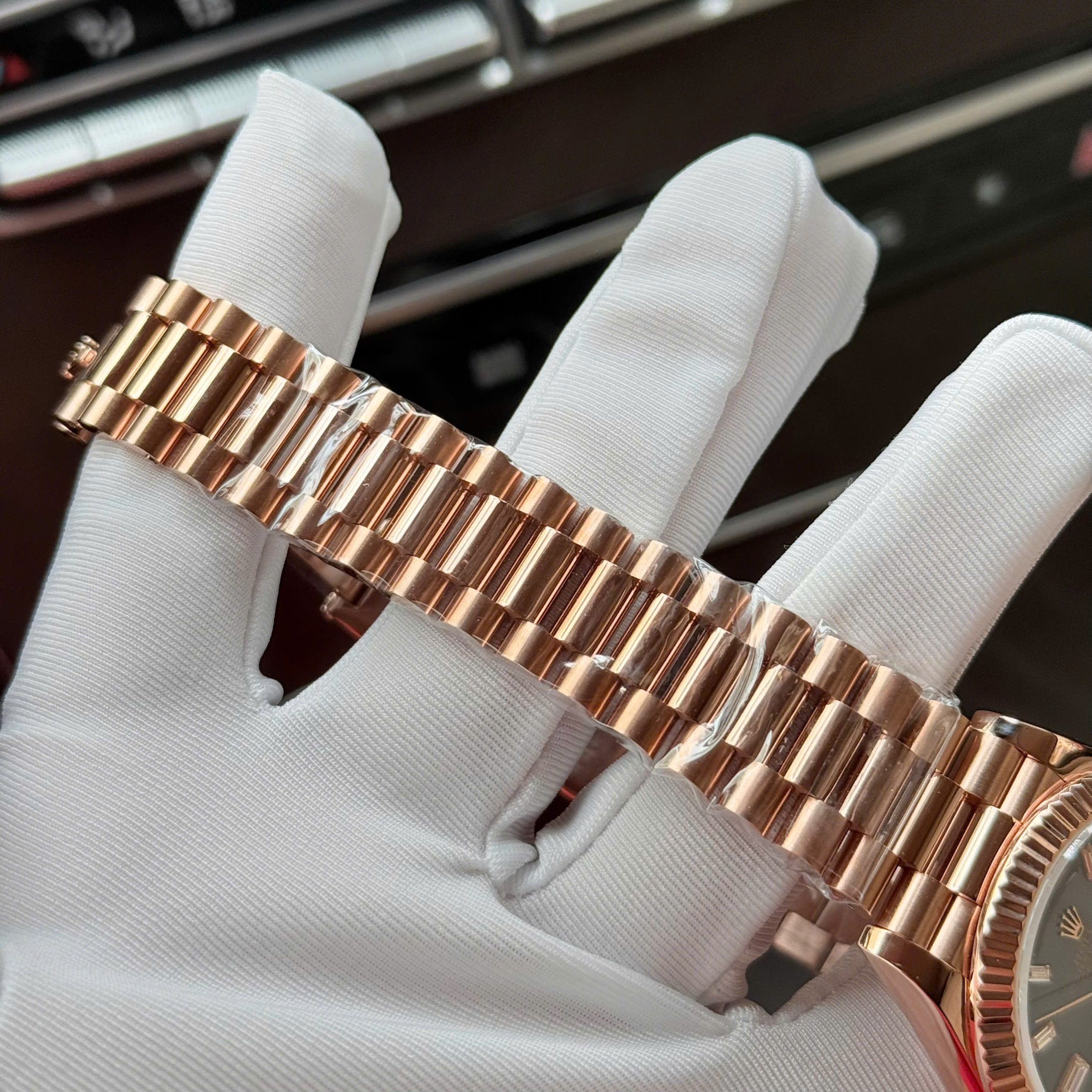 Đồng Hồ Rolex Chế Tác Day-Date Bọc Vàng Thật Mặt Số Chocolate 187 Grams Xưởng QF 40mm (8) Đồng Hồ Rolex Chế Tác Day-Date Bọc Vàng Thật Mặt Số Chocolate 187 Grams Xưởng QF 40mm (1)`