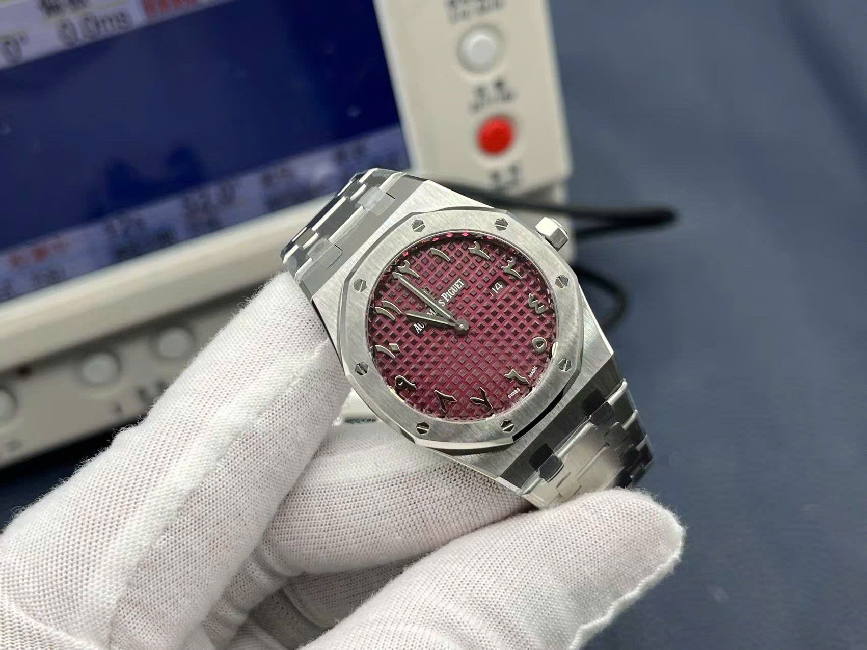 Đồng Hồ Audemars Piguet Royal Oak Dark Pink Cọc Số Ả Rập Replica 11 Máy Pin 33mm (3) Đồng Hồ Audemars Piguet Royal Oak Dark Pink Cọc Số Ả Rập Replica 11 Máy Pin 33mm (6)