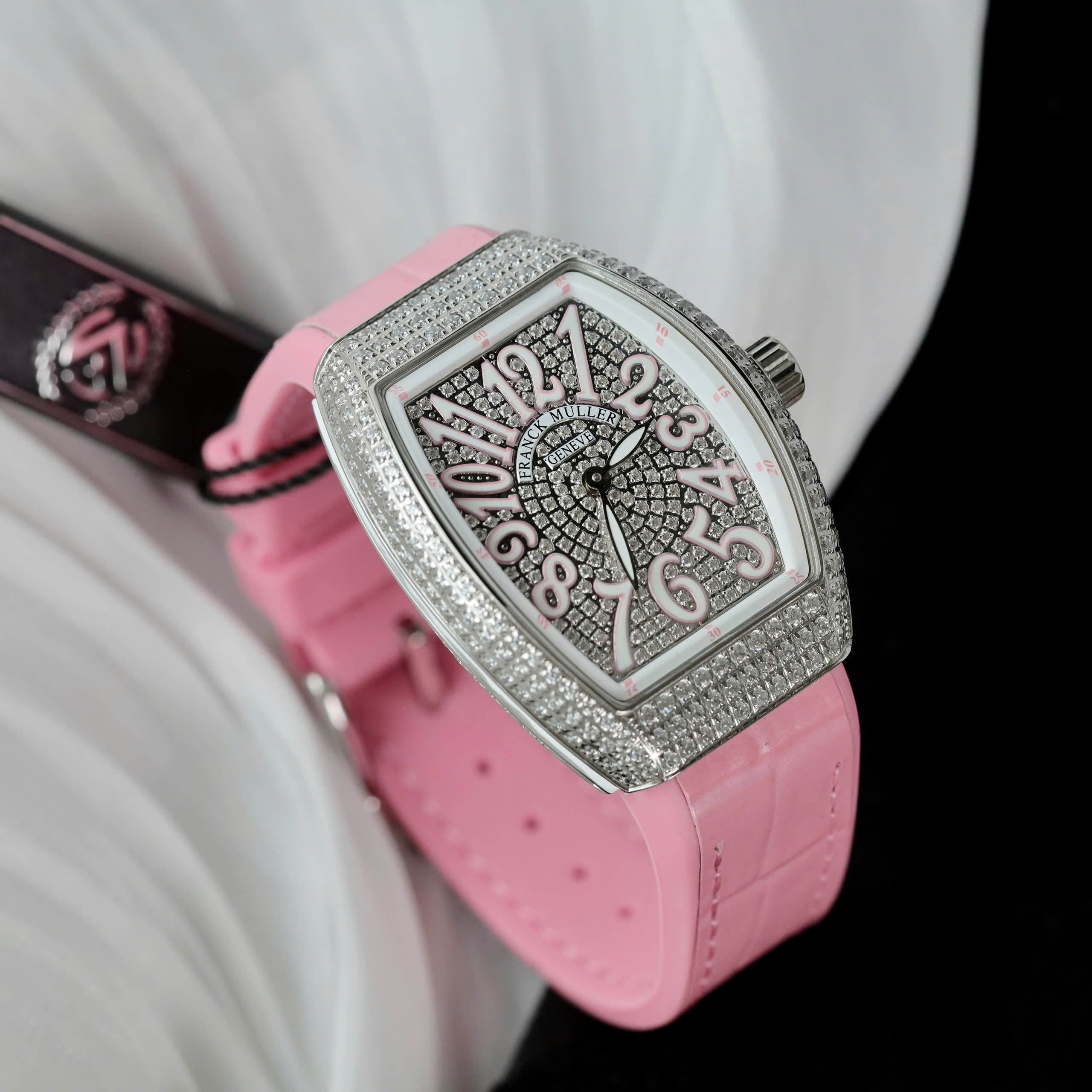 Đồng Hồ Franck Muller Nữ Siêu Cấp Vanguard V32 Đính Đá Dây Cao Su Màu Hồng 36mm (4) Đồng Hồ Franck Muller Nữ Siêu Cấp Vanguard V32 Đính Đá Dây Cao Su Màu Hồng 36mm (3)