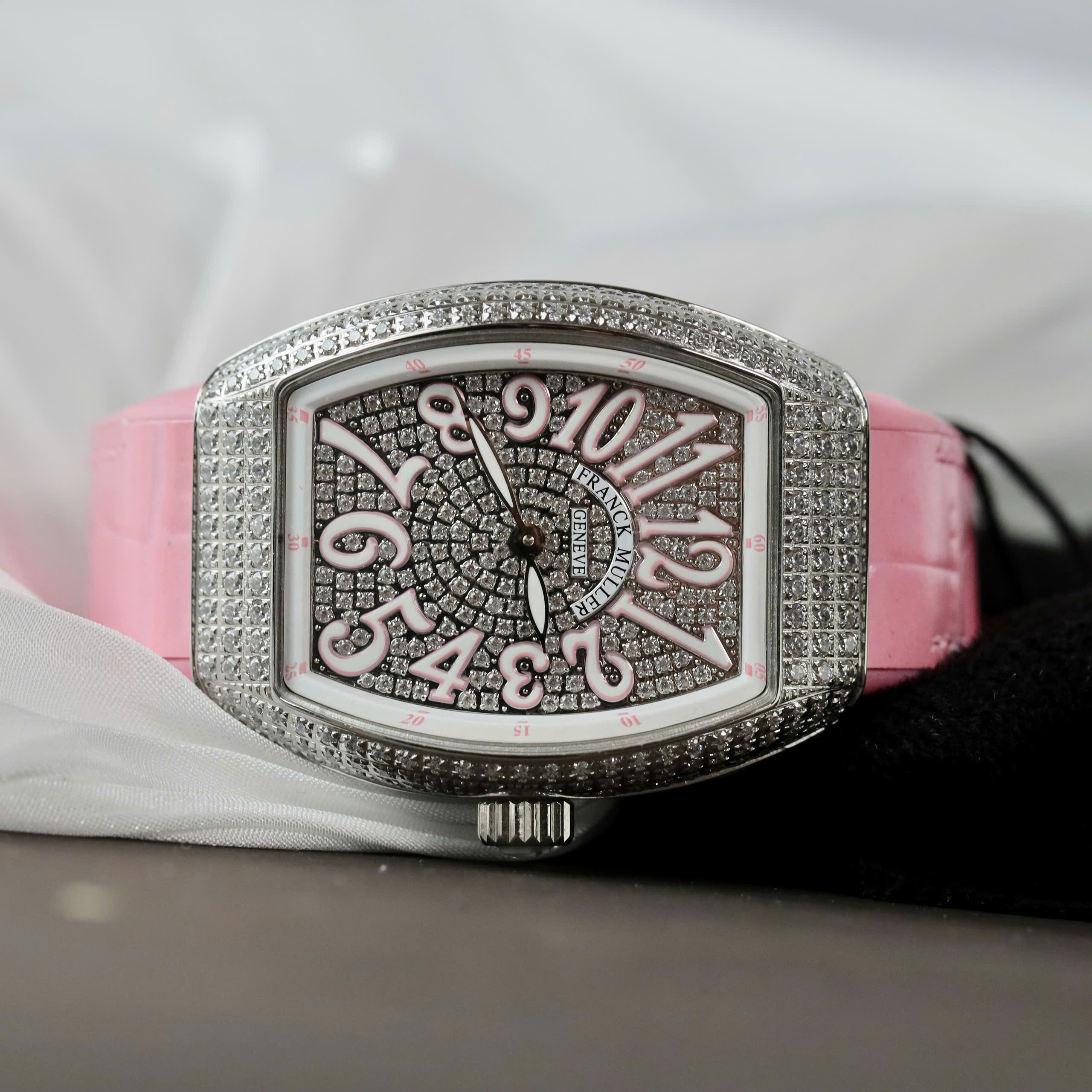 Đồng Hồ Franck Muller Nữ Siêu Cấp Vanguard V32 Đính Đá Dây Cao Su Màu Hồng 36mm (5) Đồng Hồ Franck Muller Nữ Siêu Cấp Vanguard V32 Đính Đá Dây Cao Su Màu Hồng 36mm (3)
