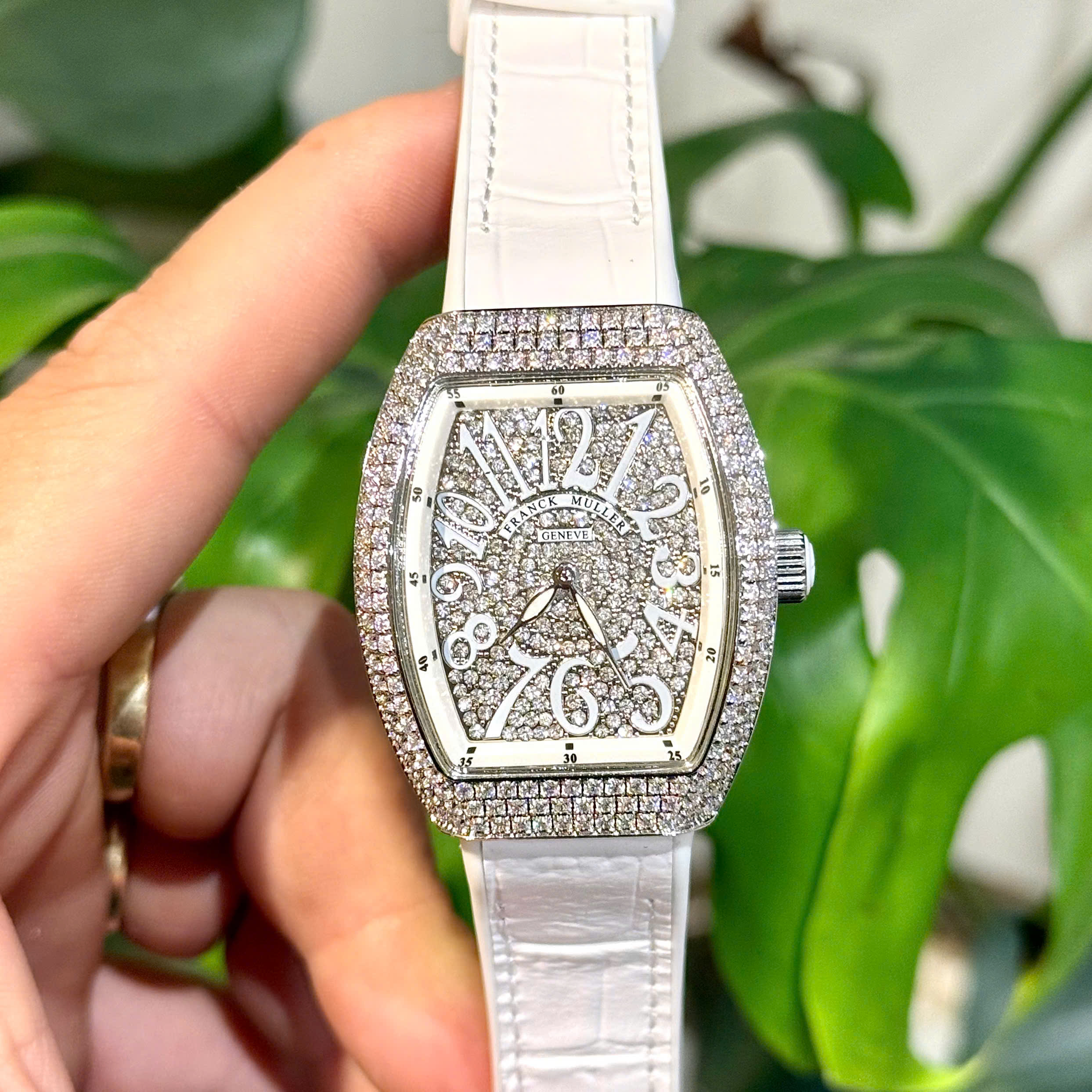 Đồng Hồ Franck Muller Vanguard V32 Nữ Đính Full Đá Màu Trắng Máy Pin Nhật 36mm (1) Đồng Hồ Franck Muller Vanguard V32 Nữ Đính Full Đá Màu Trắng Máy Pin Nhật 36mm (1)