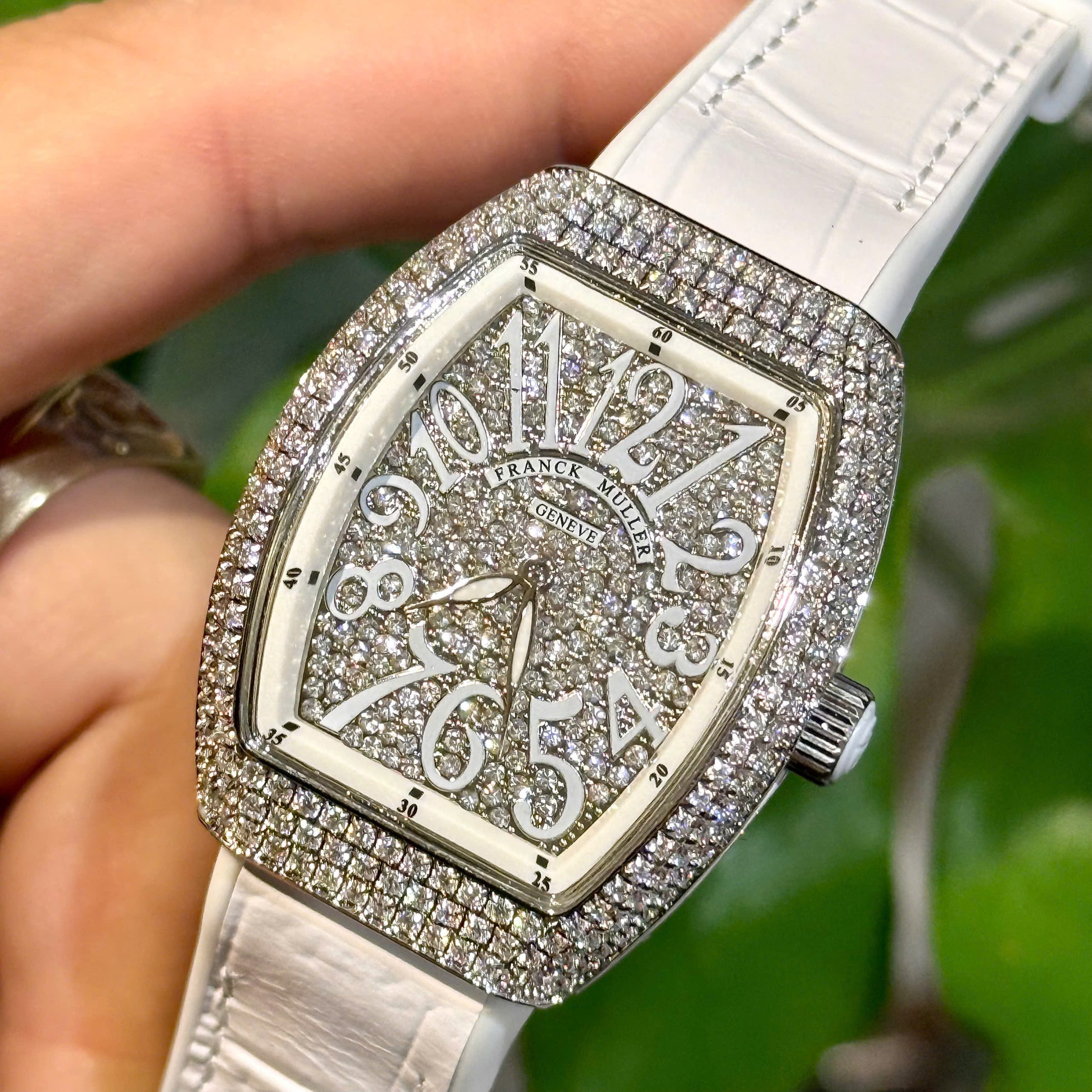 Đồng Hồ Franck Muller Vanguard V32 Nữ Đính Full Đá Màu Trắng Máy Pin Nhật 36mm (4) Dong Ho Franck Muller Vanguard V32 Nu Dinh Full Da Mau Trang May Pin Nhat 36mm 4 scaled