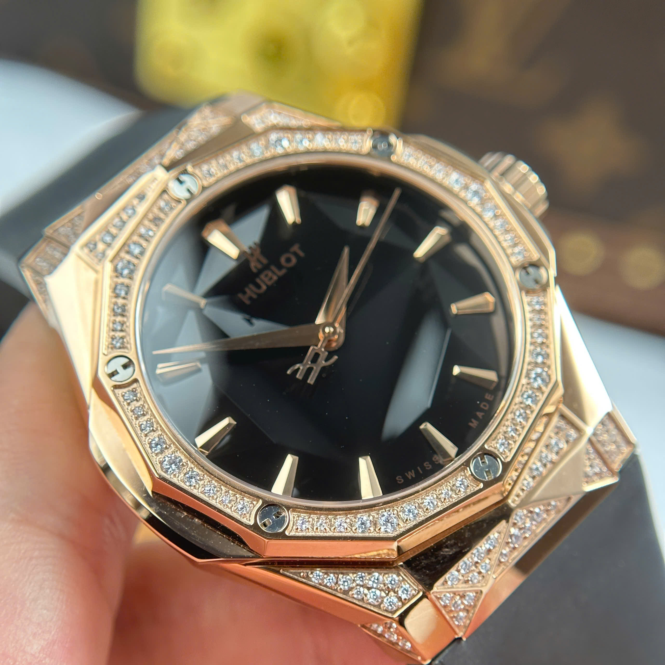 Đồng Hồ Hublot Nam Rep 11 Classic Fusion Orlinski King Gold Đính Đá Demi Nhà Máy HB 40mm (3) Đồng Hồ Hublot Nam Rep 11 Classic Fusion Orlinski King Gold Đính Đá Demi Nhà Máy HB 40mm (8)