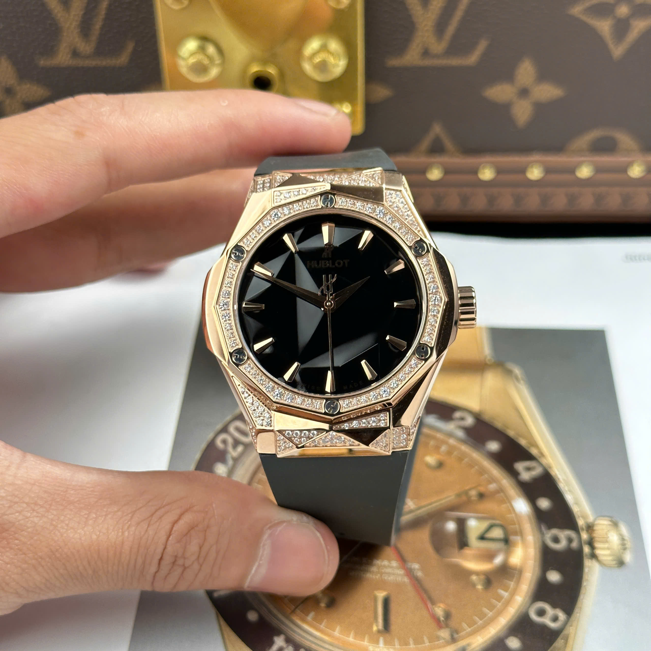 Đồng Hồ Hublot Nam Rep 11 Classic Fusion Orlinski King Gold Đính Đá Demi Nhà Máy HB 40mm (5) Đồng Hồ Hublot Nam Rep 11 Classic Fusion Orlinski King Gold Đính Đá Demi Nhà Máy HB 40mm (8)
