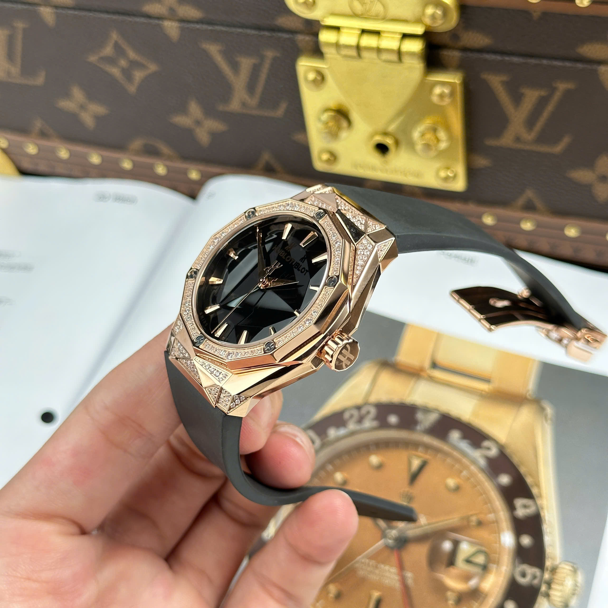 Đồng Hồ Hublot Nam Rep 11 Classic Fusion Orlinski King Gold Đính Đá Demi Nhà Máy HB 40mm (7) Đồng Hồ Hublot Nam Rep 11 Classic Fusion Orlinski King Gold Đính Đá Demi Nhà Máy HB 40mm (8)
