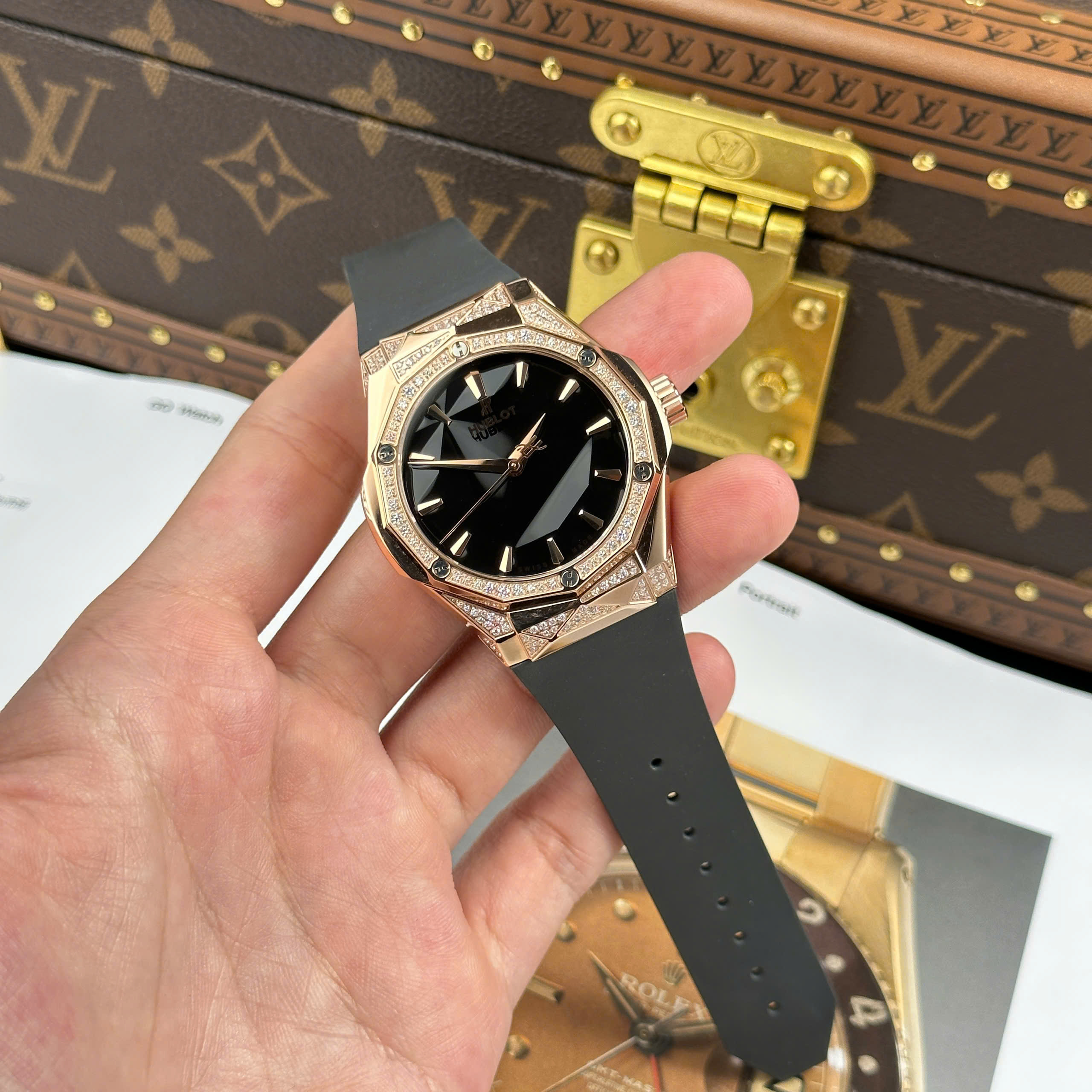 Đồng Hồ Hublot Nam Rep 11 Classic Fusion Orlinski King Gold Đính Đá Demi Nhà Máy HB 40mm (8) Đồng Hồ Hublot Nam Rep 11 Classic Fusion Orlinski King Gold Đính Đá Demi Nhà Máy HB 40mm (8)