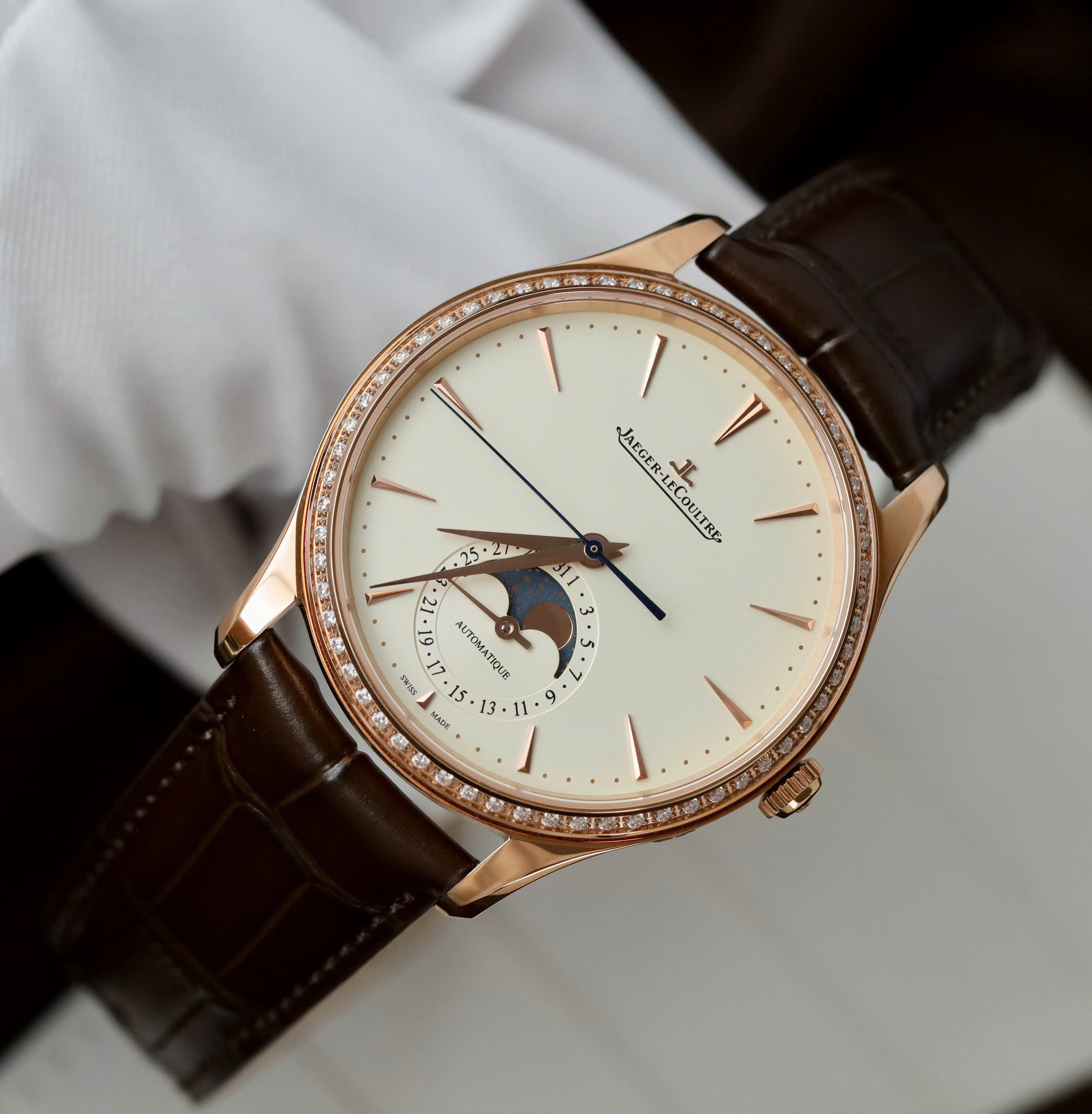 Đồng Hồ Jaeger LeCoultre Rep 11 Master Ultra Thin Moon Đính Đá Nam Xưởng APS 39mm (10) Đồng Hồ Jaeger LeCoultre Rep 11 Master Ultra Thin Moon Đính Đá Nam Xưởng APS 39mm (1)