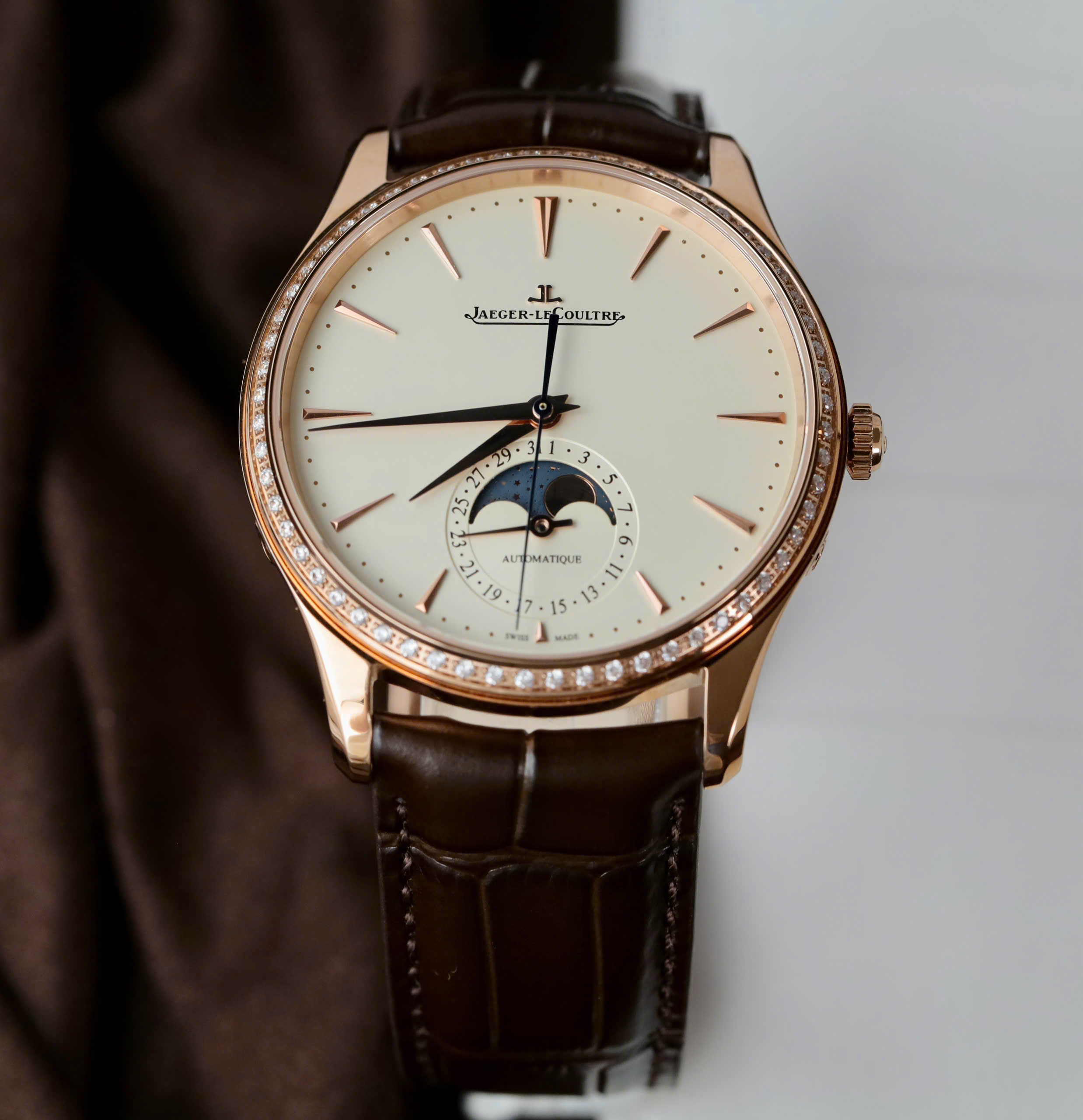 Đồng Hồ Jaeger LeCoultre Rep 11 Master Ultra Thin Moon Đính Đá Nam Xưởng APS 39mm (3) Đồng Hồ Jaeger LeCoultre Rep 11 Master Ultra Thin Moon Đính Đá Nam Xưởng APS 39mm (1)