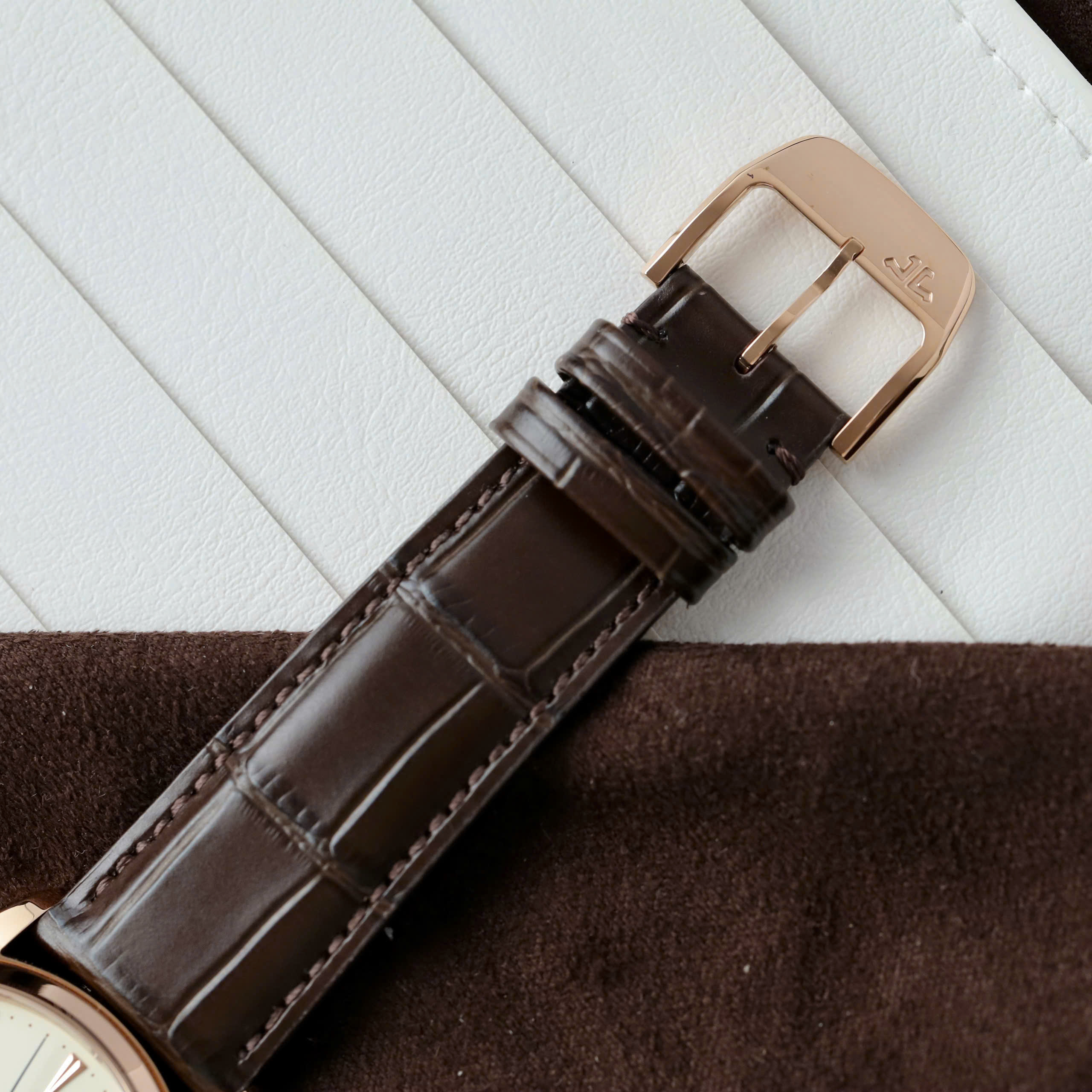 Đồng Hồ Jaeger LeCoultre Rep 11 Master Ultra Thin Moon Nam Dây Da Màu Nâu Xưởng APS 39mm (11) Đồng Hồ Jaeger LeCoultre Rep 11 Master Ultra Thin Moon Nam Dây Da Màu Nâu Xưởng APS 39mm (1)