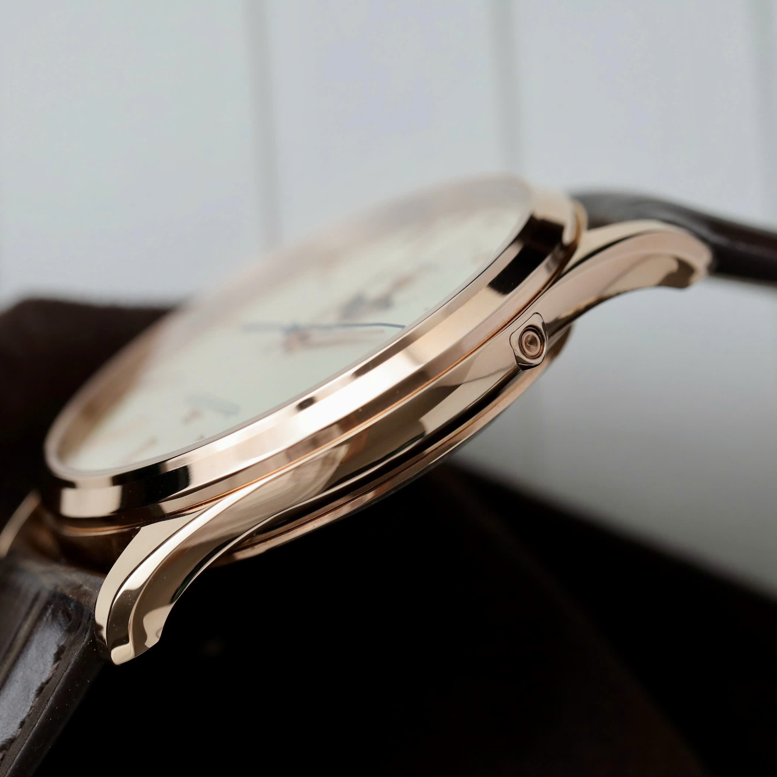 Đồng Hồ Jaeger LeCoultre Rep 11 Master Ultra Thin Moon Nam Dây Da Màu Nâu Xưởng APS 39mm (12) Đồng Hồ Jaeger LeCoultre Rep 11 Master Ultra Thin Moon Nam Dây Da Màu Nâu Xưởng APS 39mm (1)