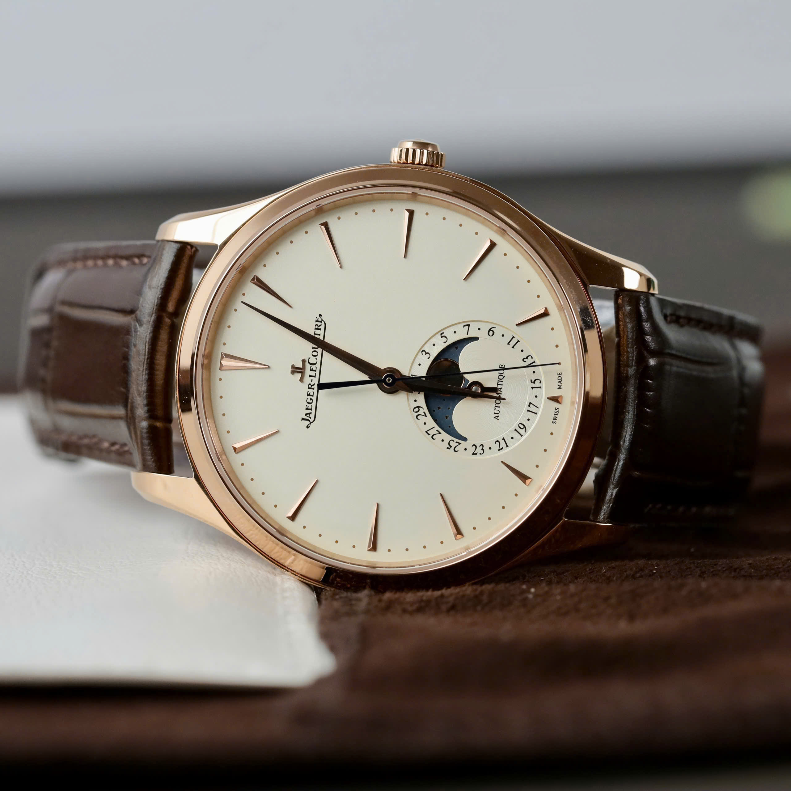 Đồng Hồ Jaeger LeCoultre Rep 11 Master Ultra Thin Moon Nam Dây Da Màu Nâu Xưởng APS 39mm (4) Đồng Hồ Jaeger LeCoultre Rep 11 Master Ultra Thin Moon Nam Dây Da Màu Nâu Xưởng APS 39mm (1)