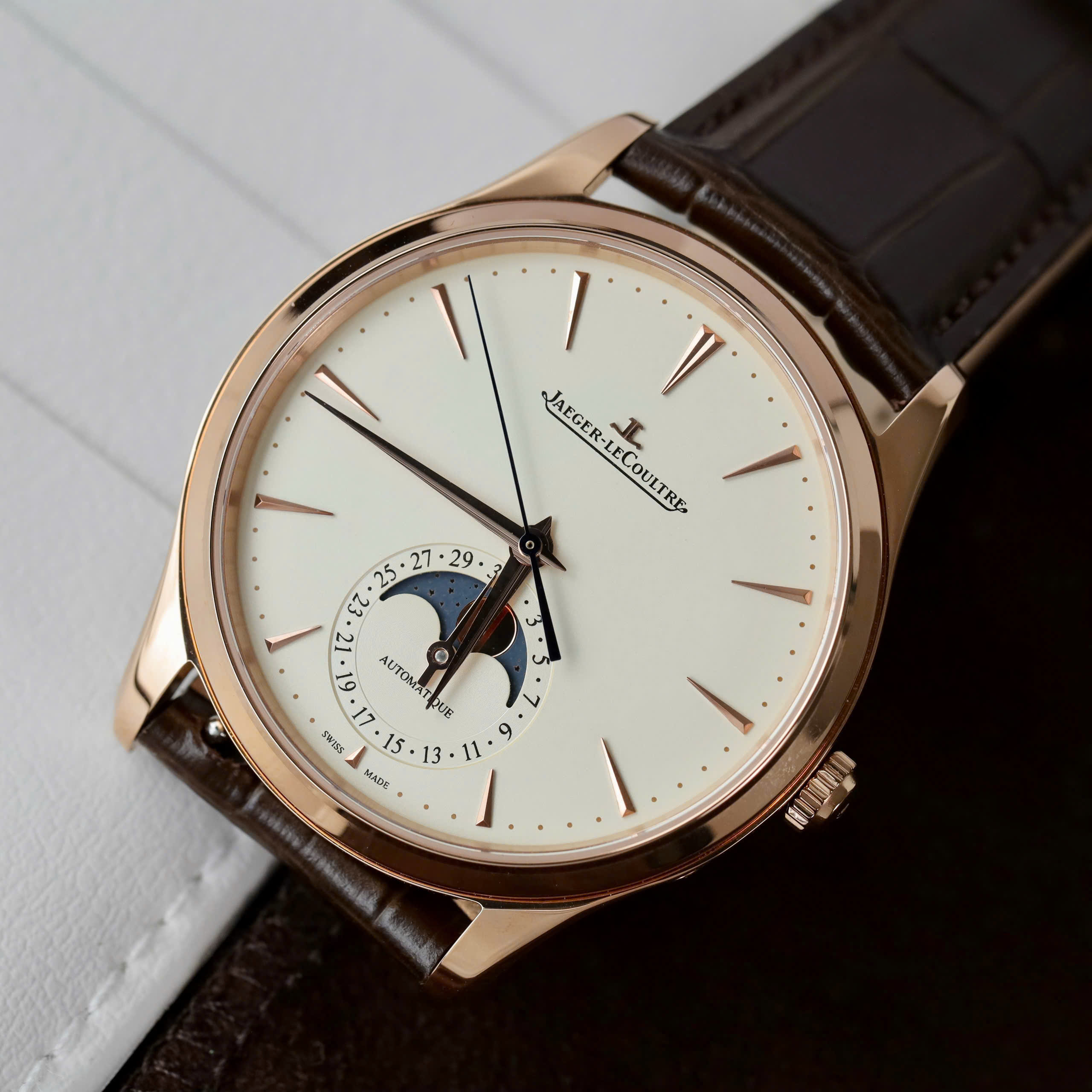 Đồng Hồ Jaeger LeCoultre Rep 11 Master Ultra Thin Moon Nam Dây Da Màu Nâu Xưởng APS 39mm (5) Đồng Hồ Jaeger LeCoultre Rep 11 Master Ultra Thin Moon Nam Dây Da Màu Nâu Xưởng APS 39mm (1)