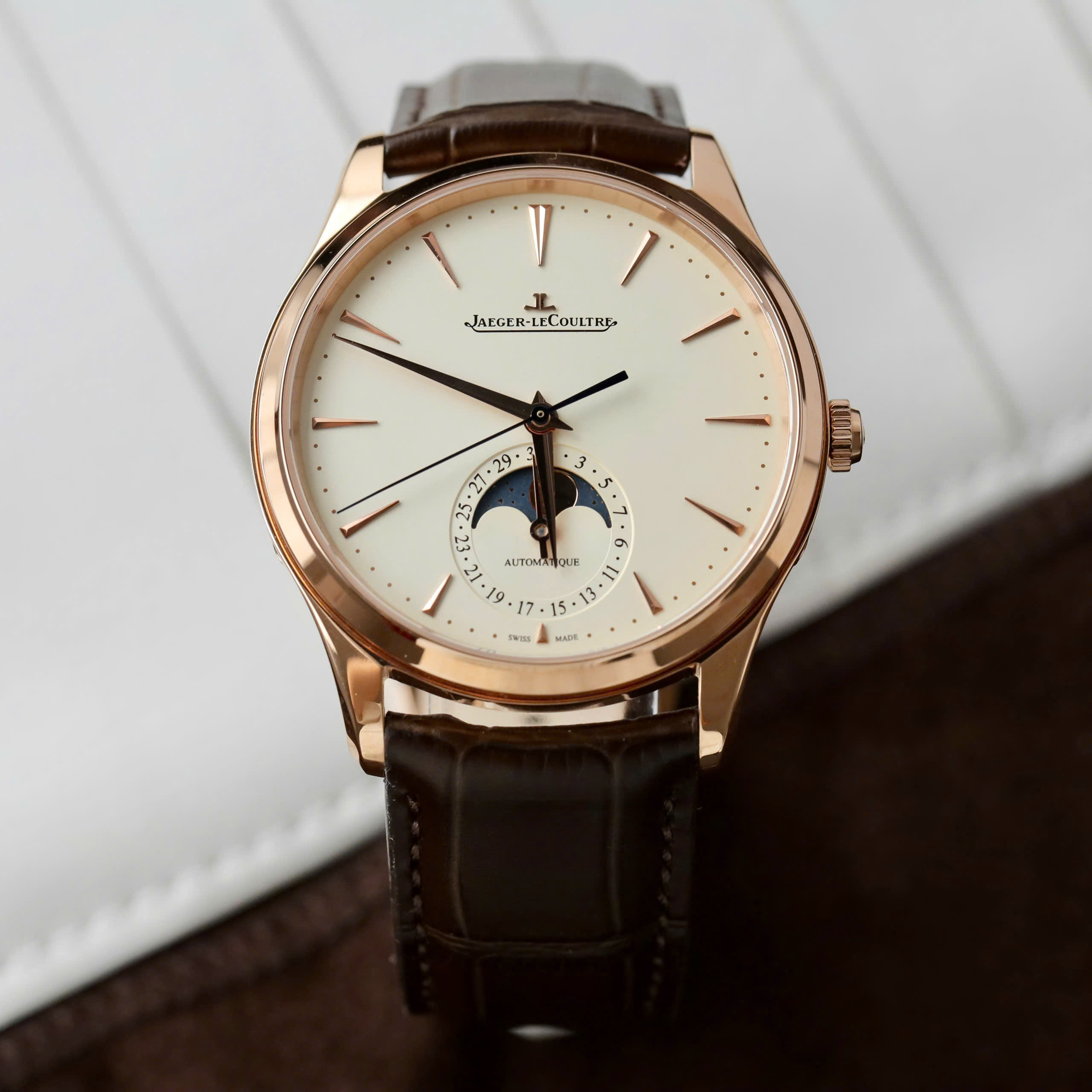 Đồng Hồ Jaeger LeCoultre Rep 11 Master Ultra Thin Moon Nam Dây Da Màu Nâu Xưởng APS 39mm (7) Đồng Hồ Jaeger LeCoultre Rep 11 Master Ultra Thin Moon Nam Dây Da Màu Nâu Xưởng APS 39mm (1)
