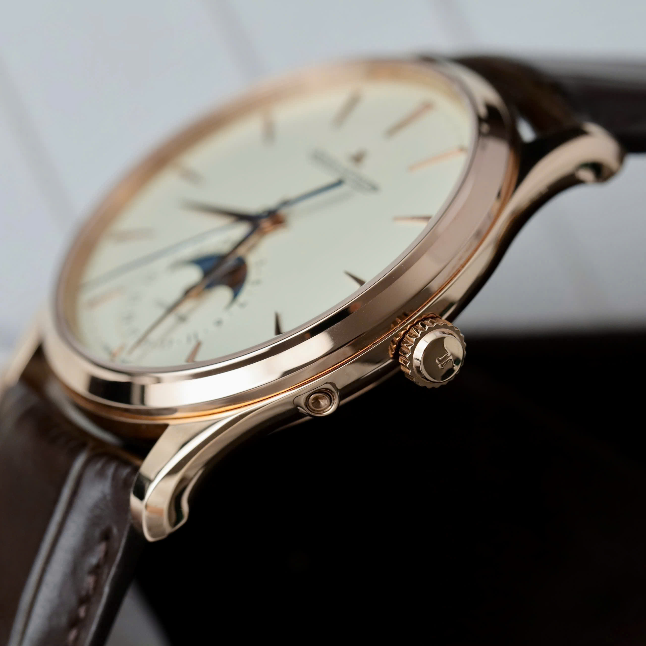 Đồng Hồ Jaeger LeCoultre Rep 11 Master Ultra Thin Moon Nam Dây Da Màu Nâu Xưởng APS 39mm (8) Đồng Hồ Jaeger LeCoultre Rep 11 Master Ultra Thin Moon Nam Dây Da Màu Nâu Xưởng APS 39mm (1)