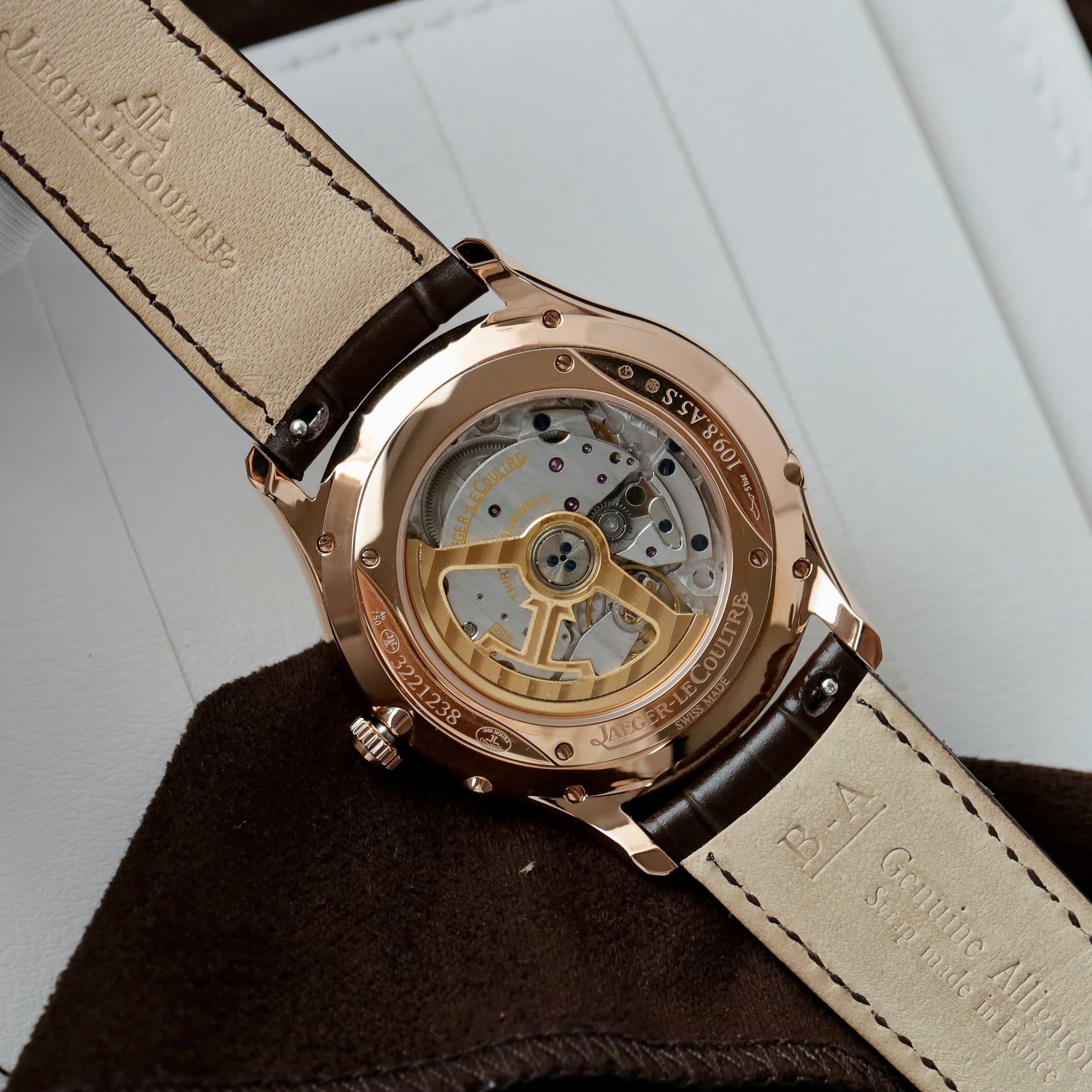 Đồng Hồ Jaeger LeCoultre Rep 11 Master Ultra Thin Moon Nam Dây Da Màu Nâu Xưởng APS 39mm (9) Đồng Hồ Jaeger LeCoultre Rep 11 Master Ultra Thin Moon Nam Dây Da Màu Nâu Xưởng APS 39mm (1)