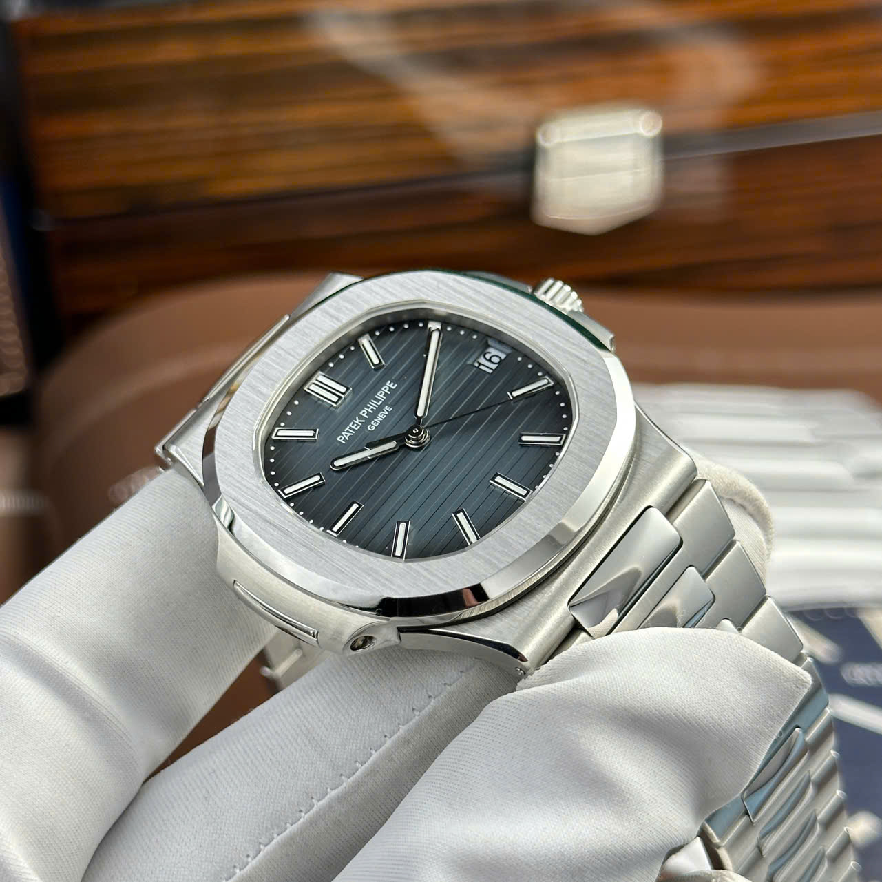 Đồng Hồ Patek Philippe Tinh Chỉnh Cao Cấp Nhất Nautilus 5711 Mặt Xanh Blue 40mm (11) Dong Ho Patek Philippe Tinh Chinh Cao Cap Nhat Nautilus 5711 Mat Xanh Blue 40mm 11