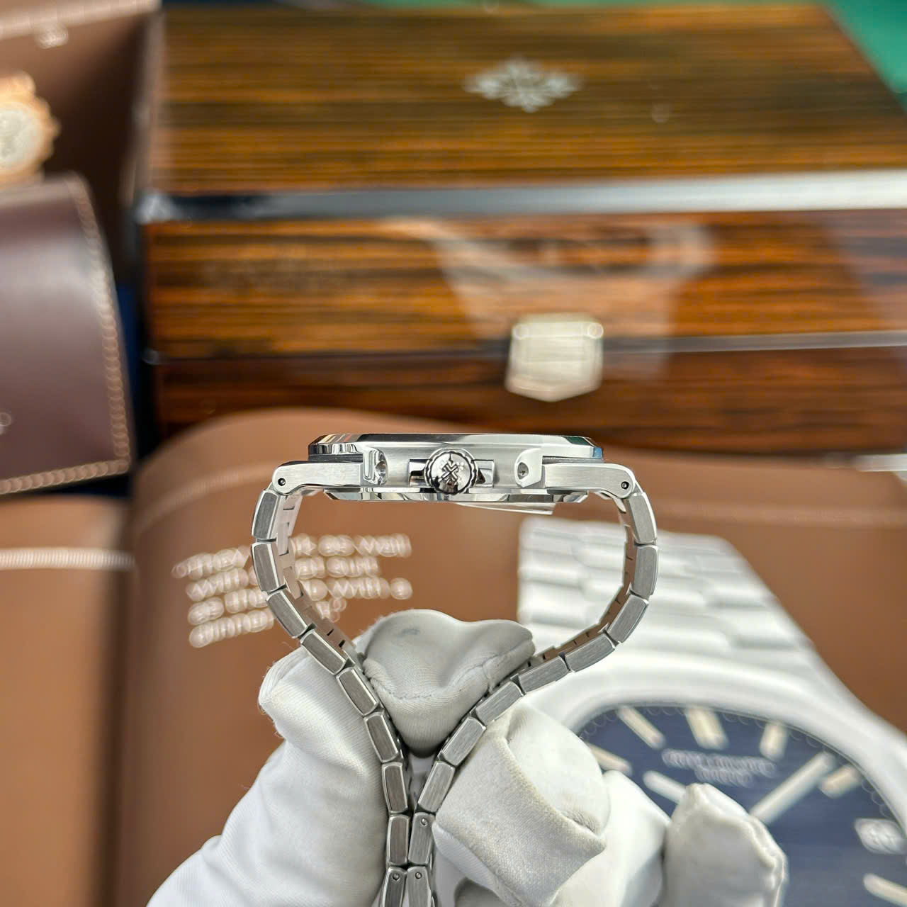 Đồng Hồ Patek Philippe Tinh Chỉnh Cao Cấp Nhất Nautilus 5711 Mặt Xanh Blue 40mm (14) Dong Ho Patek Philippe Tinh Chinh Cao Cap Nhat Nautilus 5711 Mat Xanh Blue 40mm 14