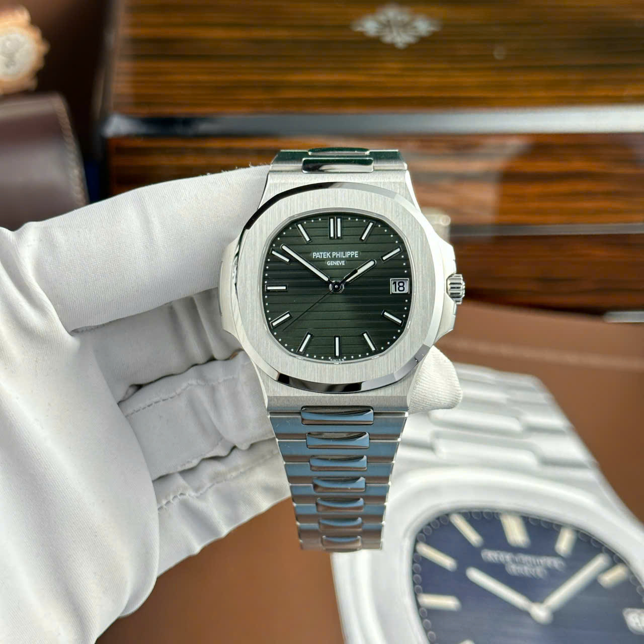 Đồng Hồ Patek Philippe Tinh Chỉnh Cao Cấp Nhất Nautilus 5711 Mặt Xanh Green 40mm (1) Dong Ho Patek Philippe Tinh Chinh Cao Cap Nhat Nautilus 5711 Mat Xanh Green 40mm 1
