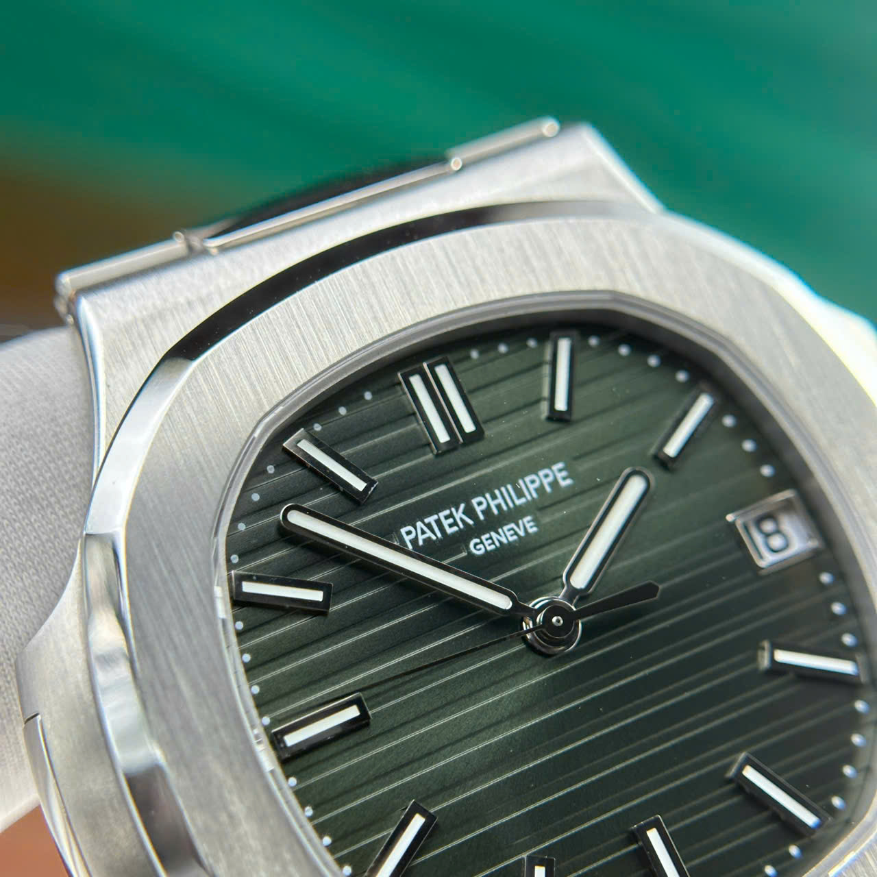Đồng Hồ Patek Philippe Tinh Chỉnh Cao Cấp Nhất Nautilus 5711 Mặt Xanh Green 40mm (6) Dong Ho Patek Philippe Tinh Chinh Cao Cap Nhat Nautilus 5711 Mat Xanh Green 40mm 6