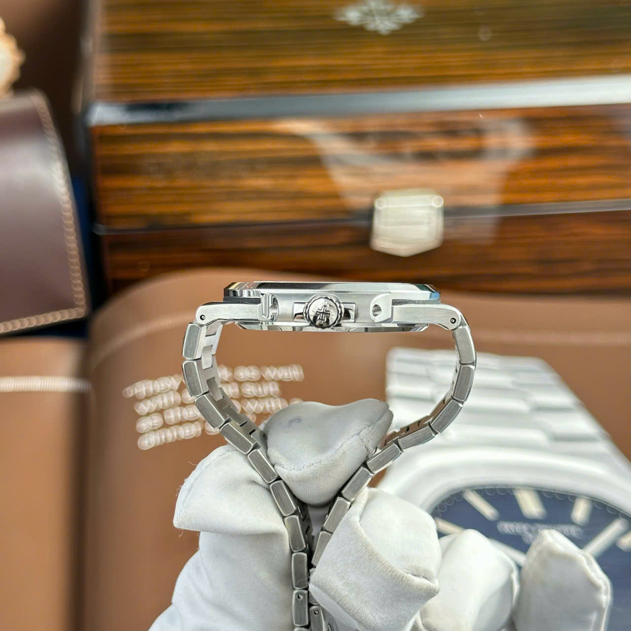 Đồng Hồ Patek Philippe Tinh Chỉnh Cao Cấp Nhất Nautilus 5711 Mặt Xanh Green 40mm (8) Dong Ho Patek Philippe Tinh Chinh Cao Cap Nhat Nautilus 5711 Mat Xanh Green 40mm 8