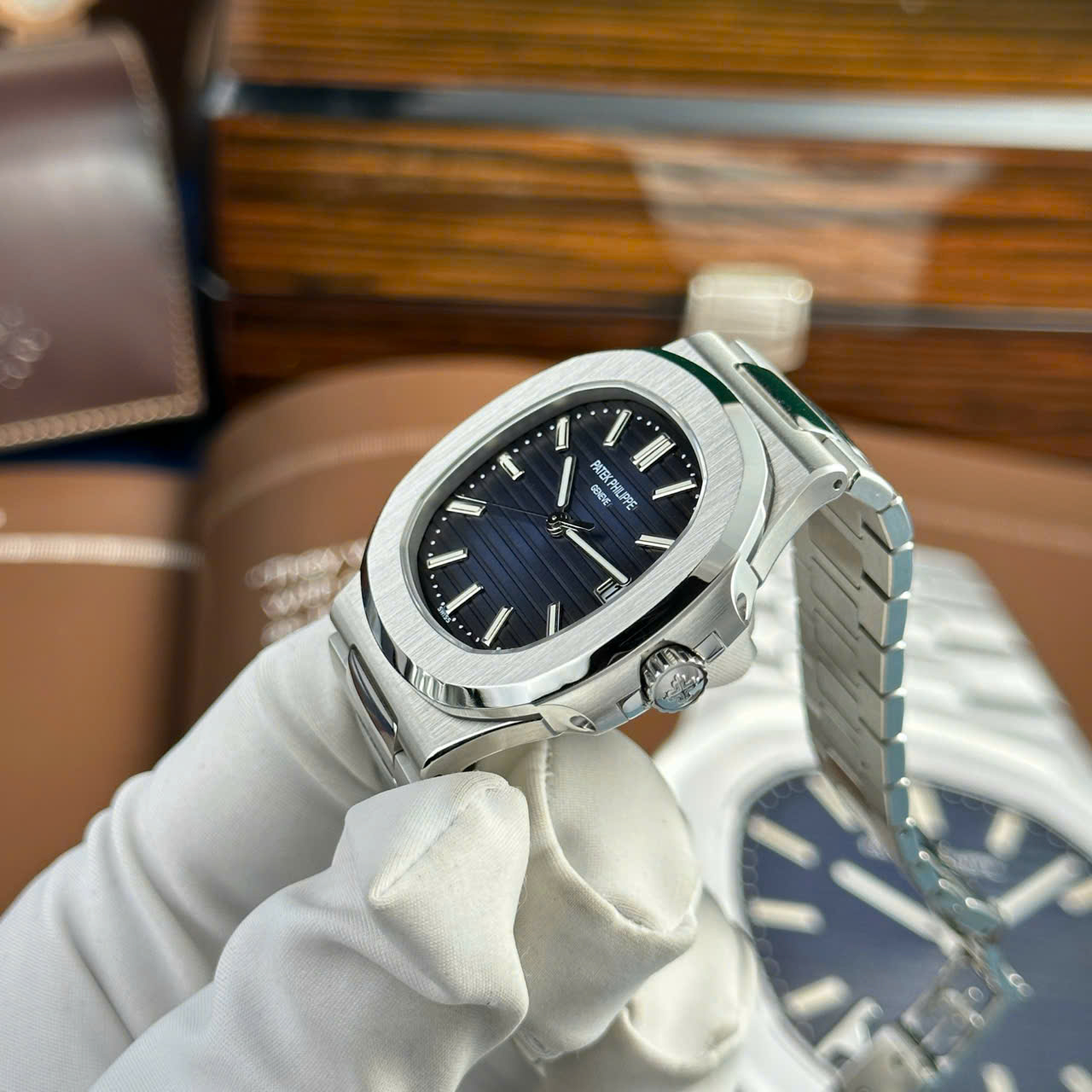 Đồng Hồ Patek Philippe Tinh Chỉnh Cao Cấp Nhất Nautilus 5811 Mặt Xanh Blue 40mm (11) Đồng Hồ Patek Philippe Tinh Chỉnh Cao Cấp Nhất Nautilus 5811 Mặt Xanh Blue 40mm (9)
