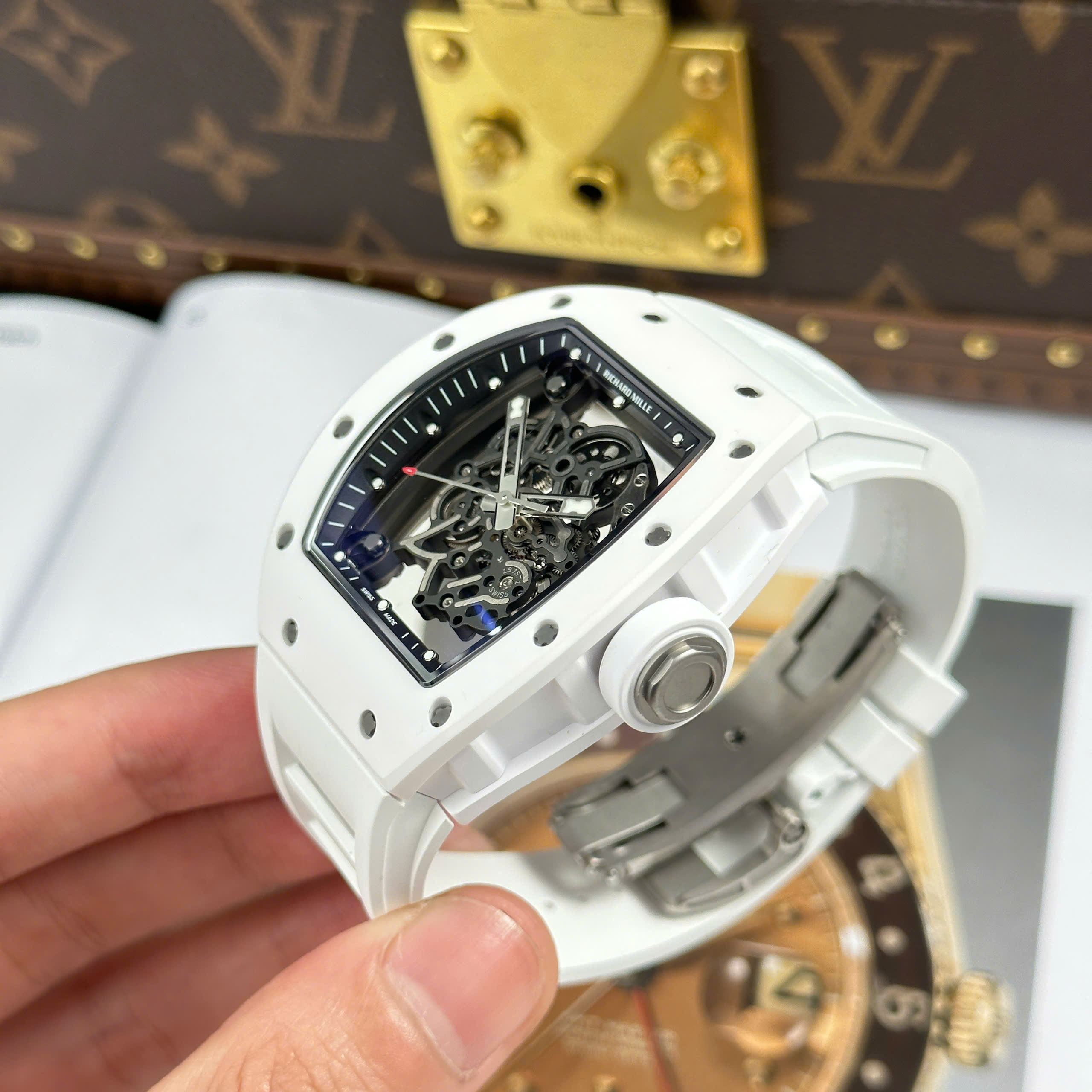 Đồng Hồ Richard Mille Rep 1 1 RM055 Bubba Watson Chế Tác Vỏ Gốm Trắng Xưởng ZF 42,7x49,9mm (13) Đồng Hồ Richard Mille Rep 1 1 RM055 Bubba Watson Chế Tác Vỏ Gốm Trắng Xưởng ZF 42,7x49,9mm (1)