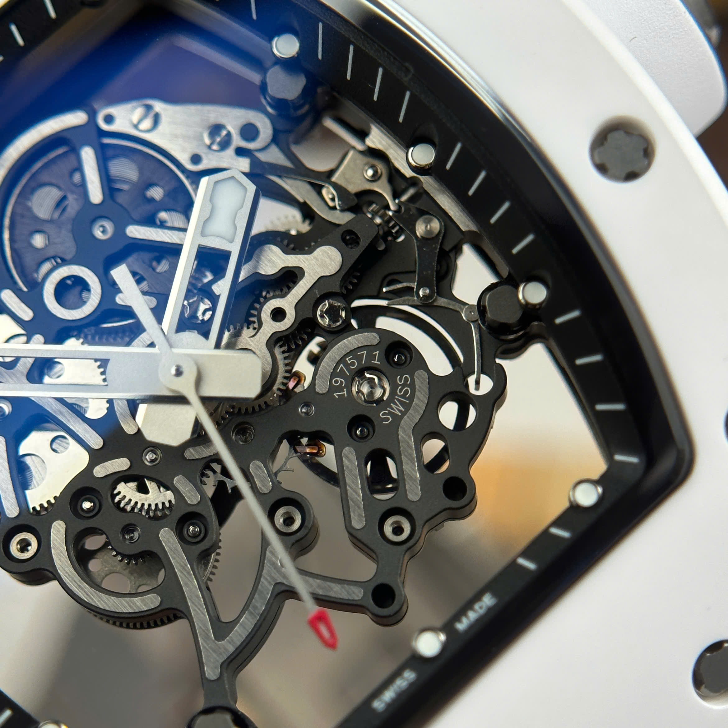 Đồng Hồ Richard Mille Rep 1 1 RM055 Bubba Watson Chế Tác Vỏ Gốm Trắng Xưởng ZF 42,7x49,9mm (3) Đồng Hồ Richard Mille Rep 1 1 RM055 Bubba Watson Chế Tác Vỏ Gốm Trắng Xưởng ZF 42,7x49,9mm (1)