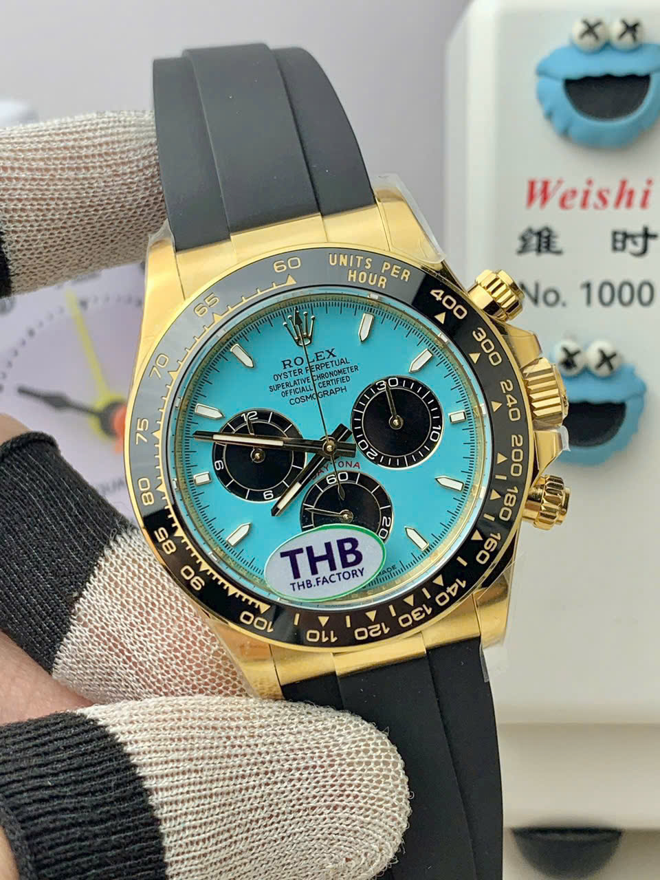 Đồng Hồ Rolex 1 1 Cosmograph Daytona 126518LN Mặt Xanh Băng Nhà Máy THB 40mm (4) Đồng Hồ Rolex 1 1 Cosmograph Daytona 126518LN Mặt Xanh Băng Nhà Máy THB 40mm (3)
