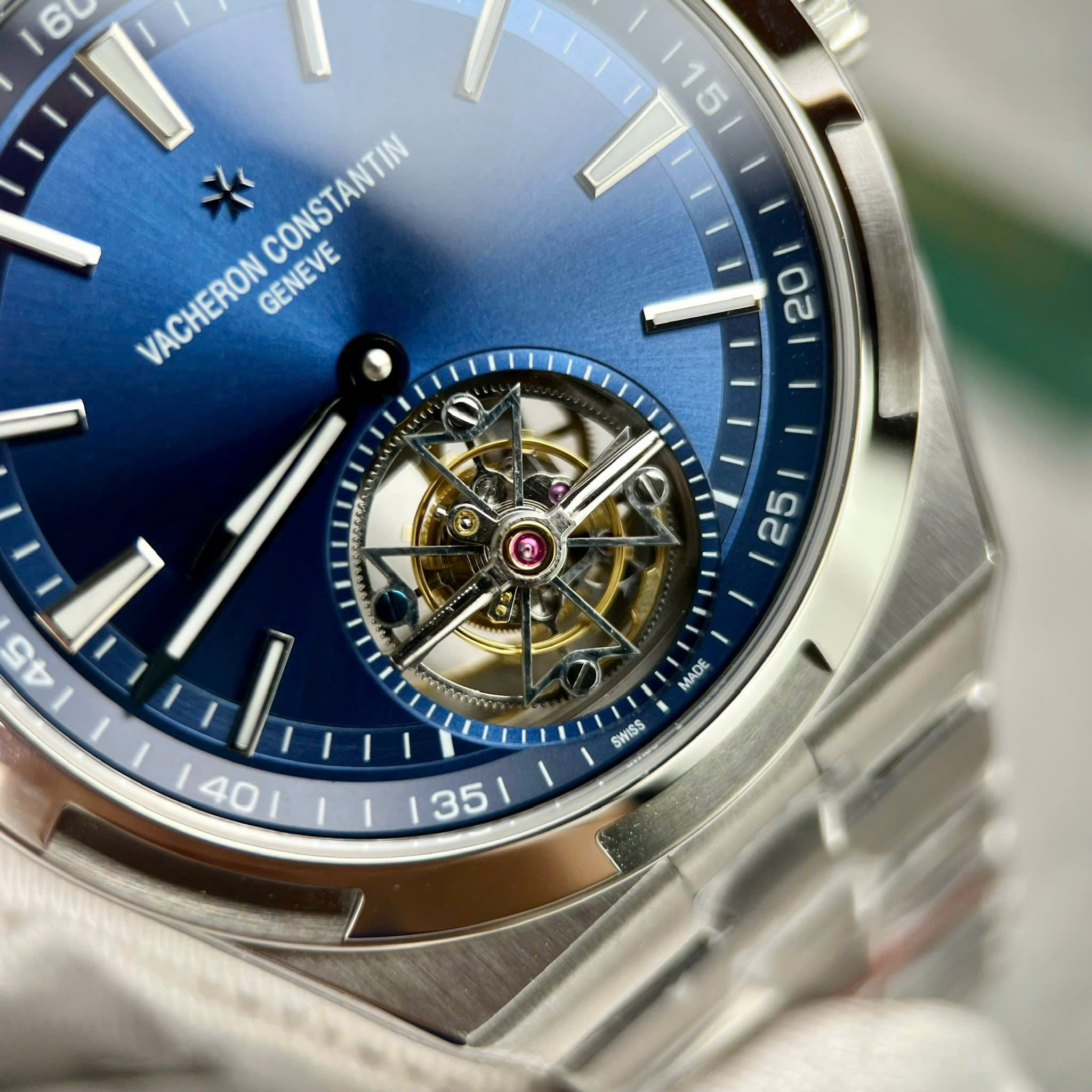 Đồng Hồ Vacheron Constantin Chế Tác Overseas 6000V Tourbillon Dây Thép 42,5mm (5) Dong Ho Vacheron Constantin Che Tac Overseas 6000V Tourbillon Day Thep 425mm 5