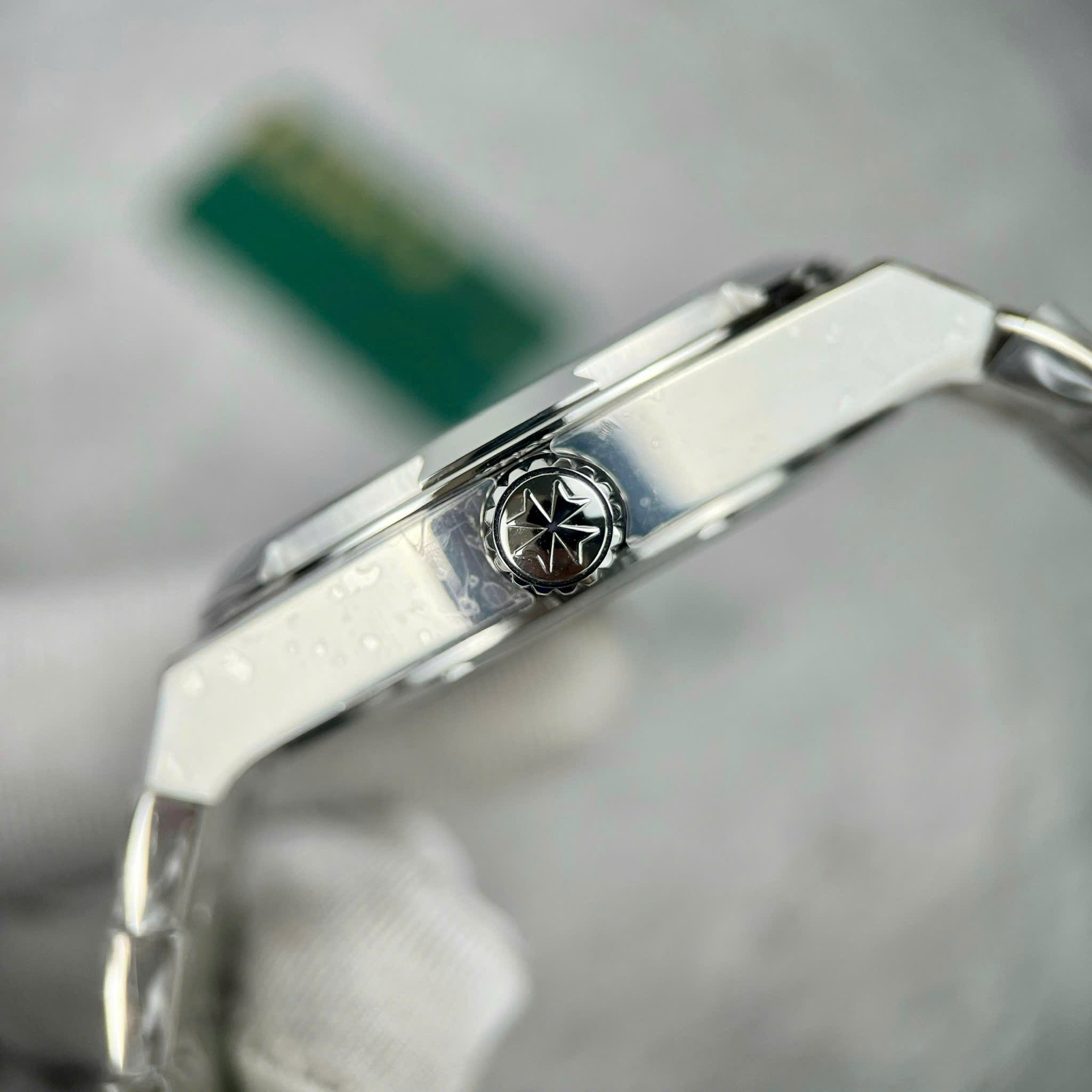 Đồng Hồ Vacheron Constantin Chế Tác Overseas 6000V Tourbillon Dây Thép 42,5mm (6) Đồng Hồ Vacheron Constantin Chế Tác Overseas 6000V Tourbillon Dây Thép 42,5mm (1)